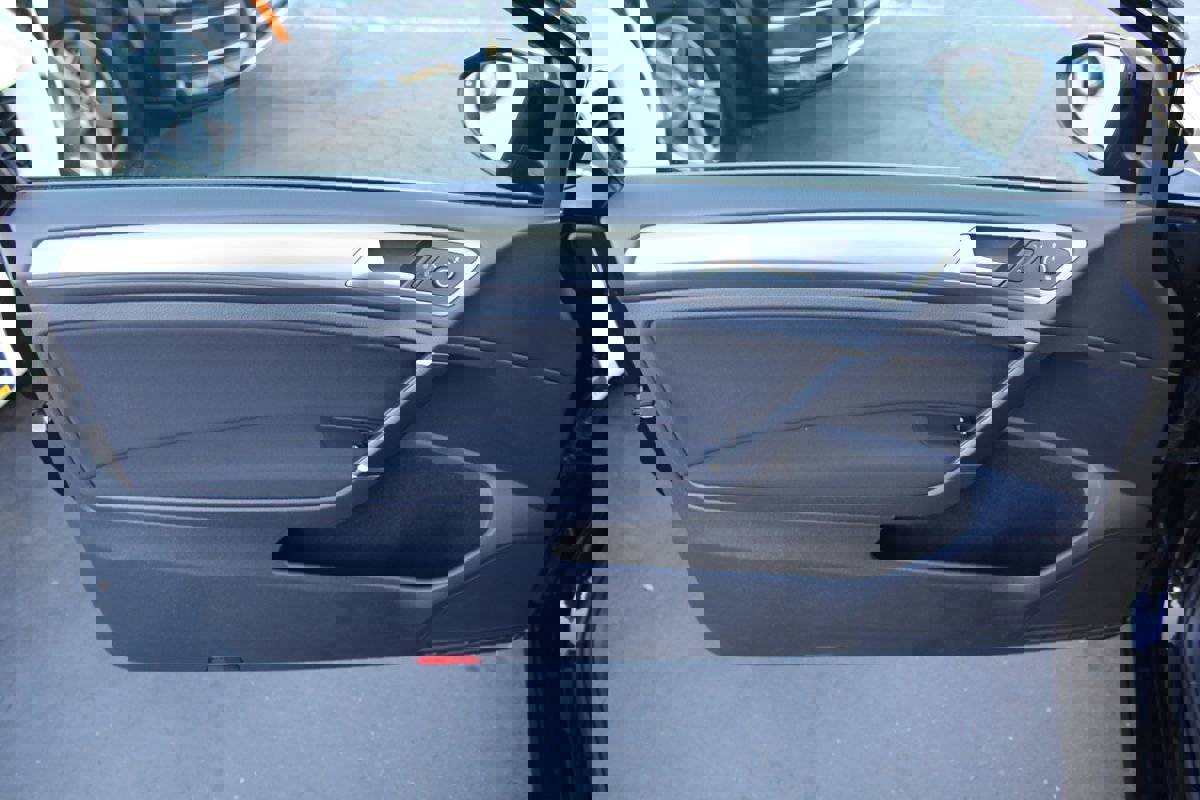 Used 2015 Volkswagen Golf Launch Edition image 16