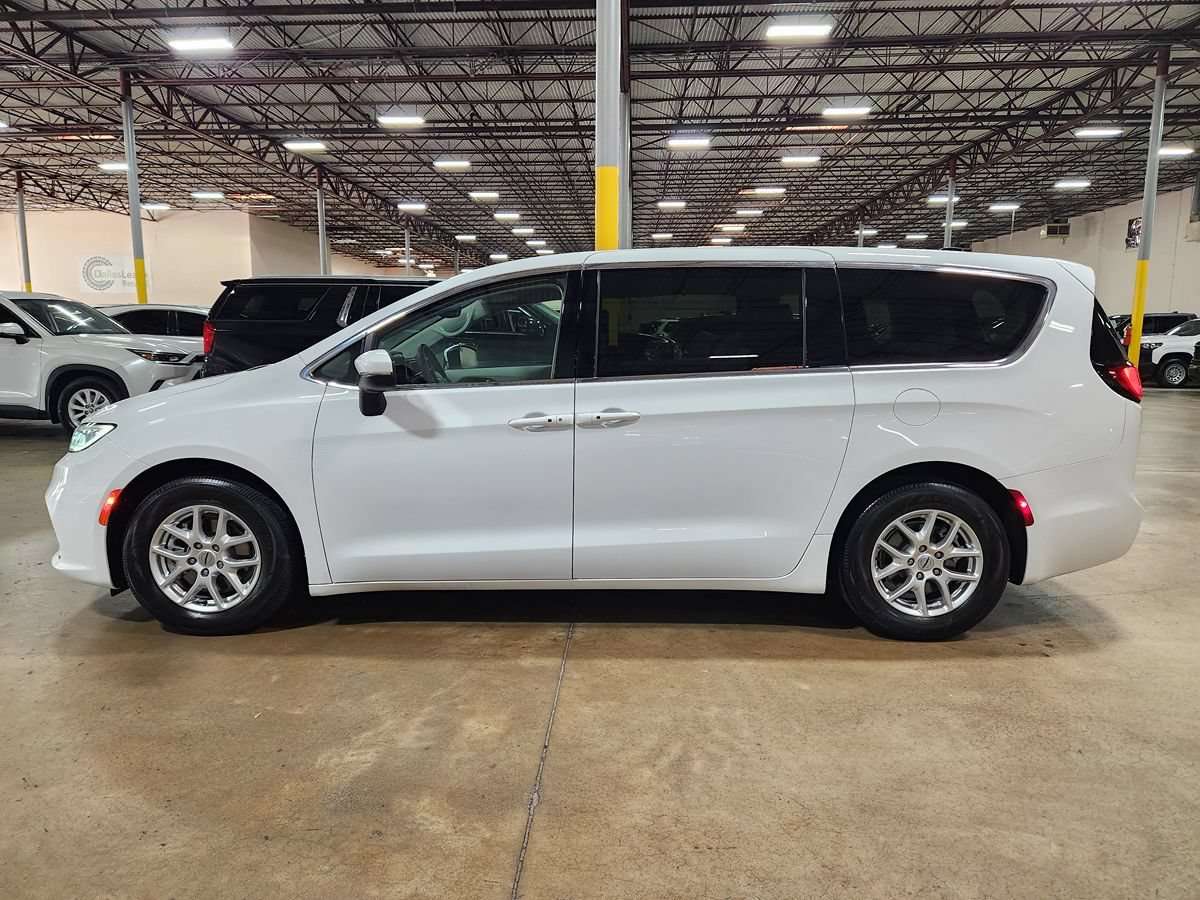 Used 2023 Chrysler Pacifica Touring-L FWD image 7