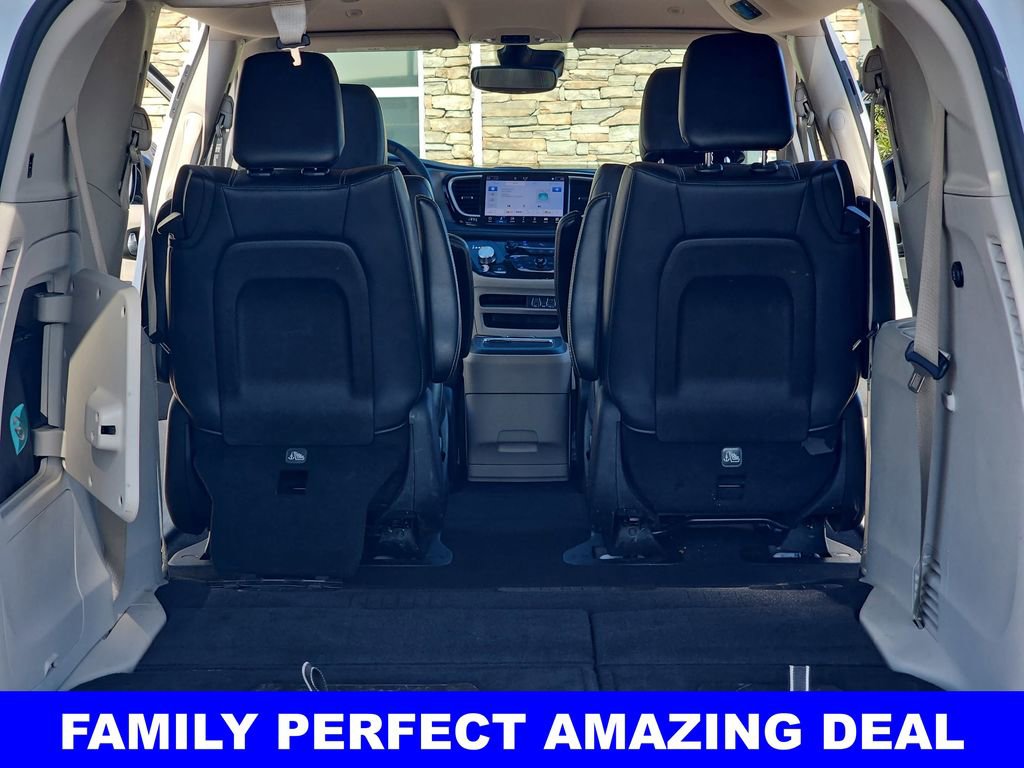 Used 2024 Chrysler Pacifica Select image 13