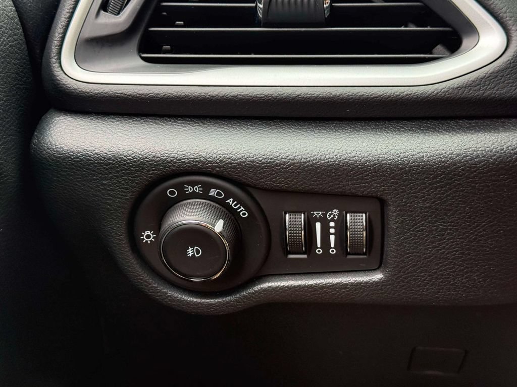 Used 2025 Chrysler Pacifica Select FWD image 20