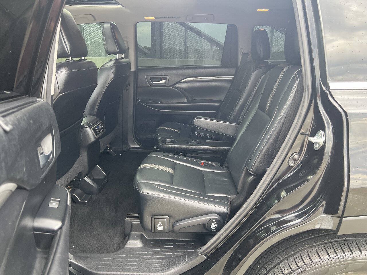 Used 2018 Toyota Highlander SE w/ Protection Package #3 AWD/4WD image 18