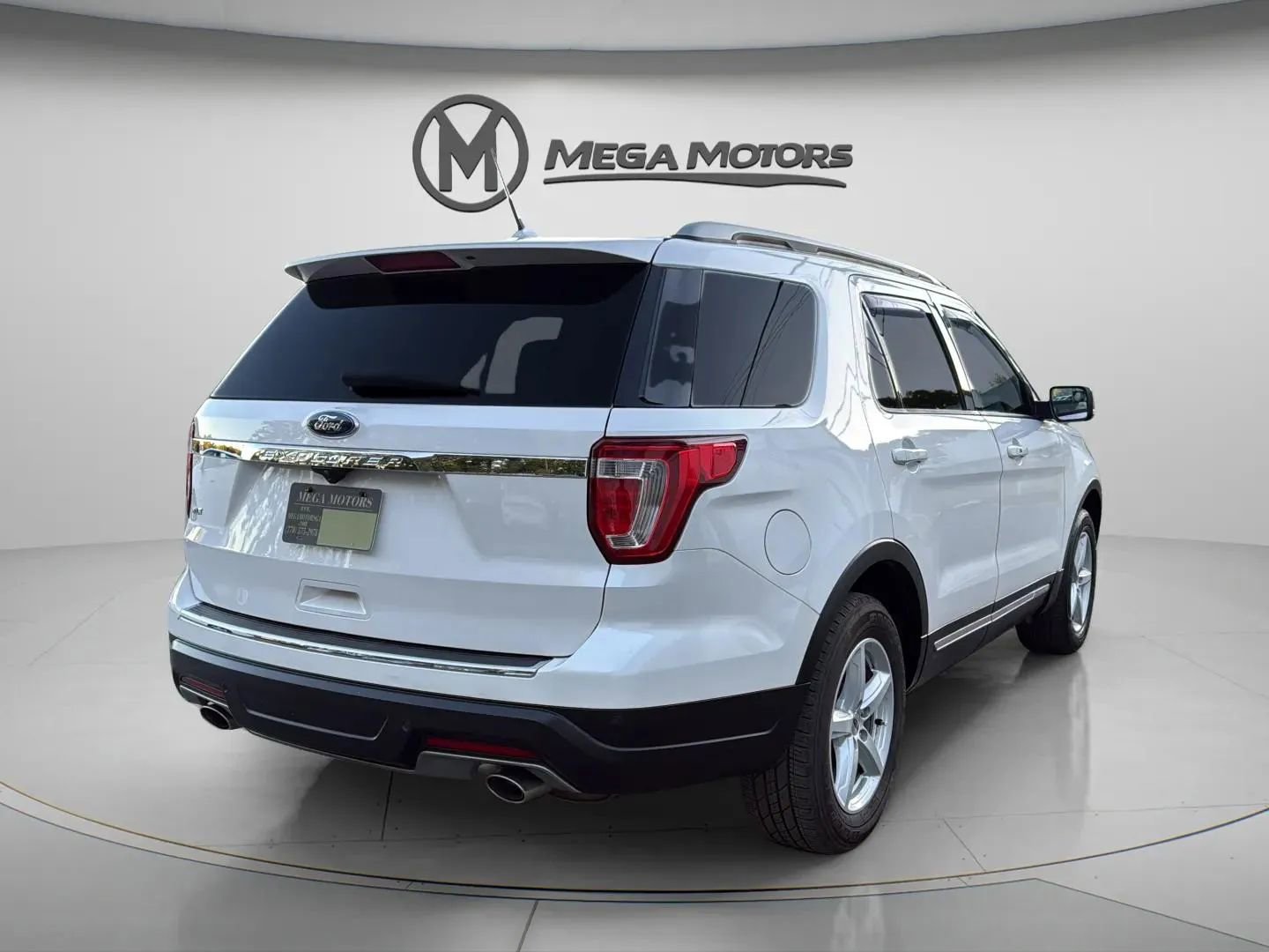 Used 2018 Ford Explorer XLT w/ Equipment Group 202A image 5
