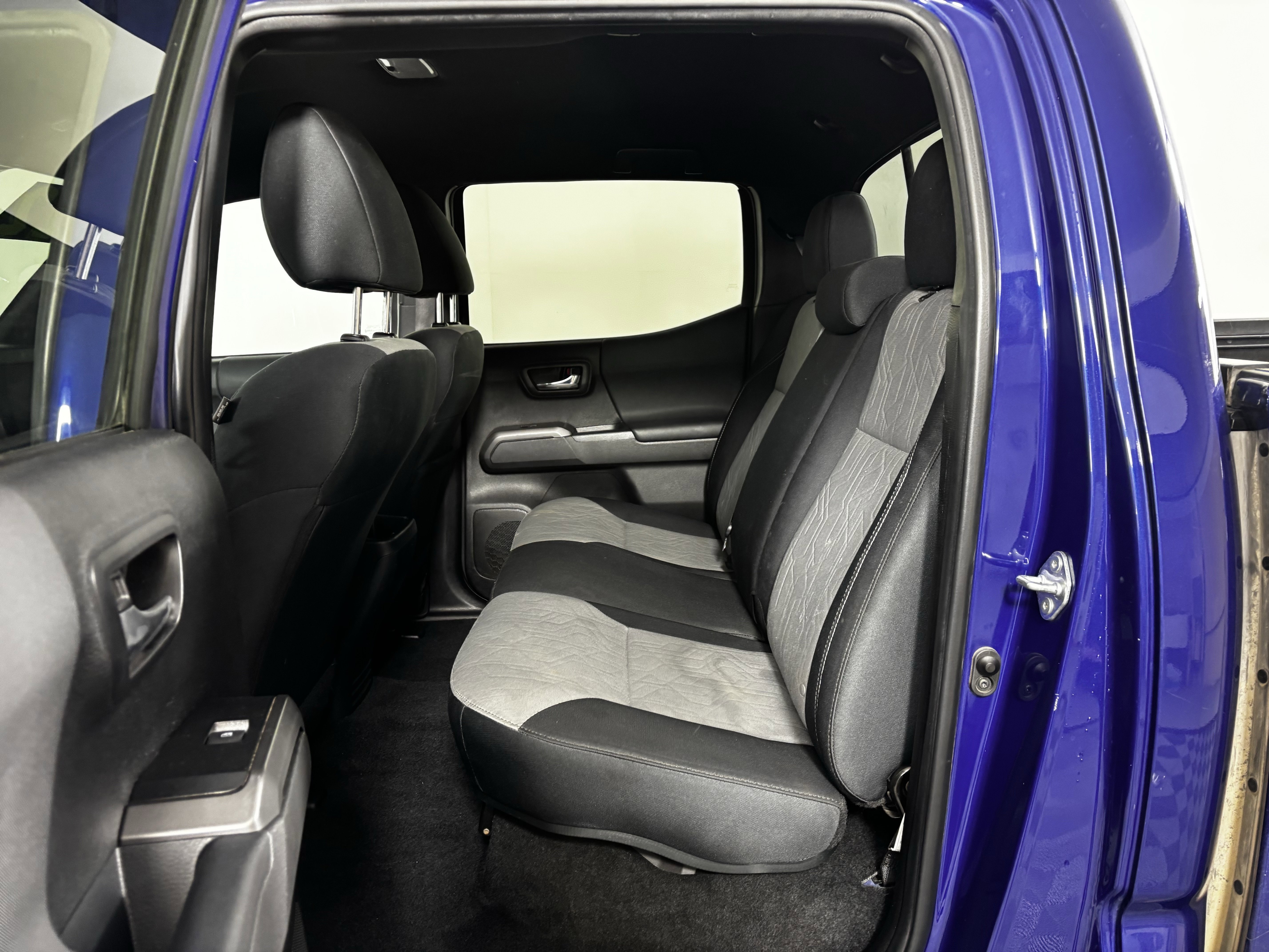 Used 2022 Toyota Tacoma TRD Off-Road image 17