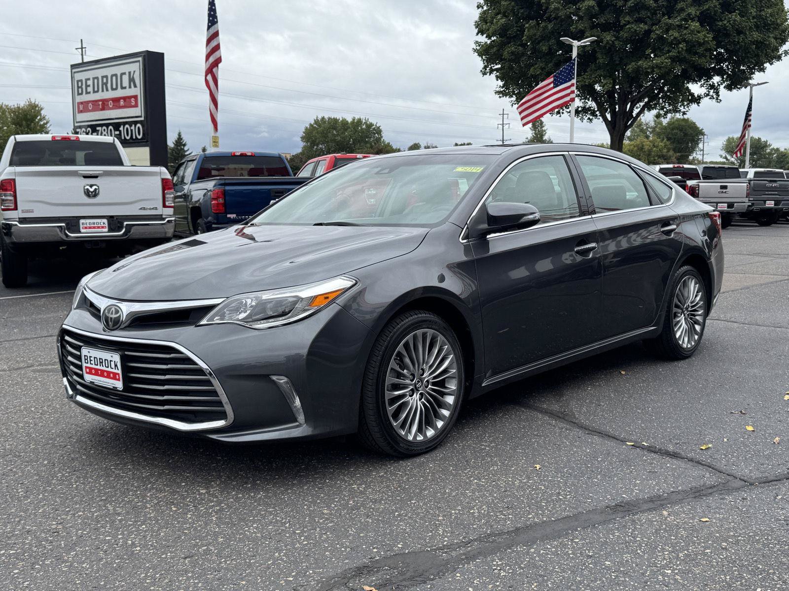 Used 2018 Toyota Avalon Limited FWD image 3