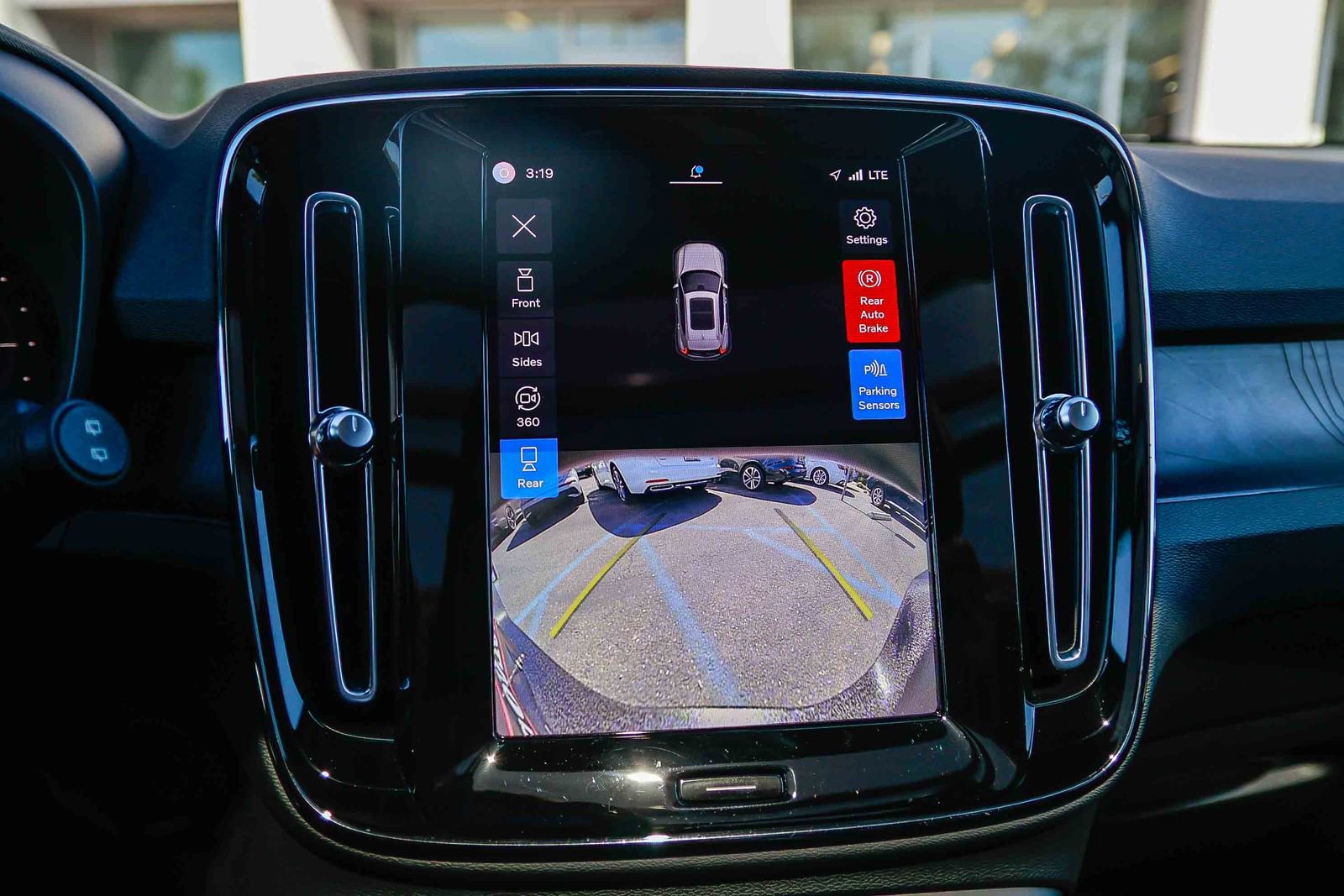 Used 2023 Volvo XC40 Recharge Plus image 27
