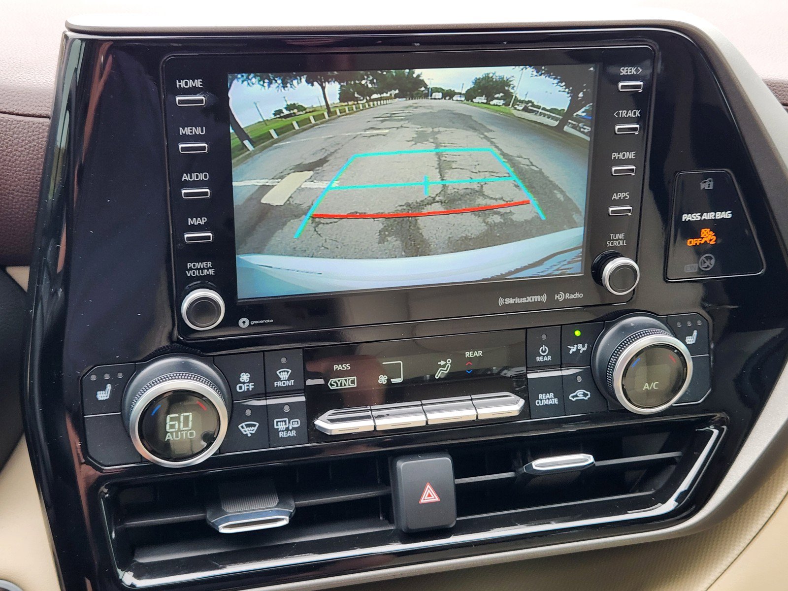 Used 2021 Toyota Highlander XLE FWD image 8