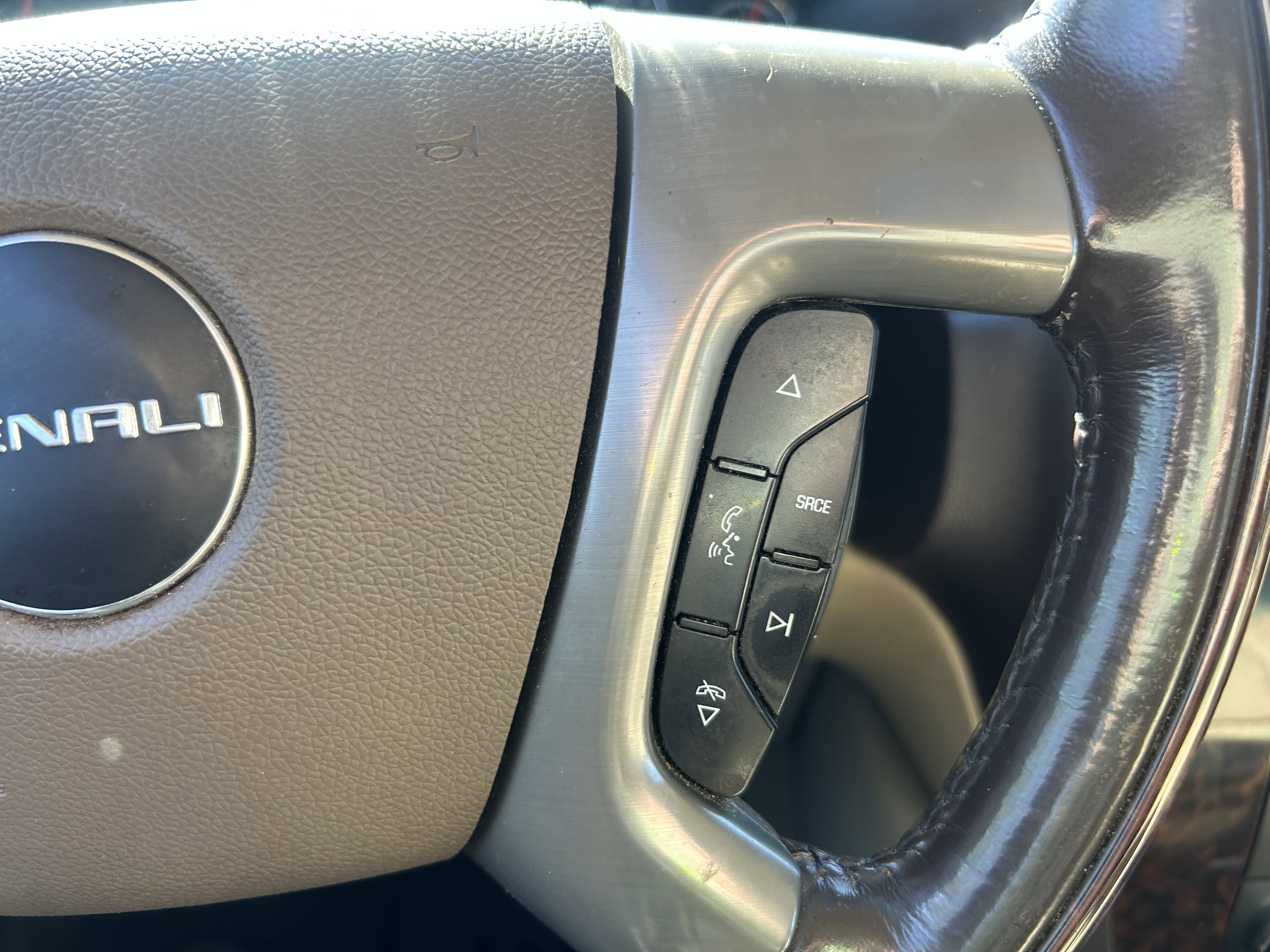 Used 2013 GMC Yukon XL Denali image 23