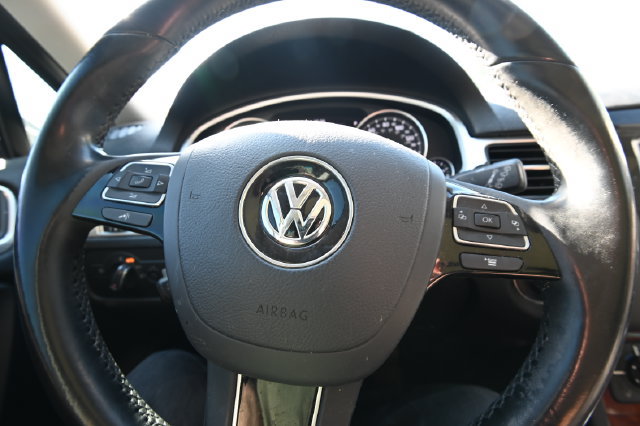 Used 2013 Volkswagen Touareg TDI AWD/4WD image 13