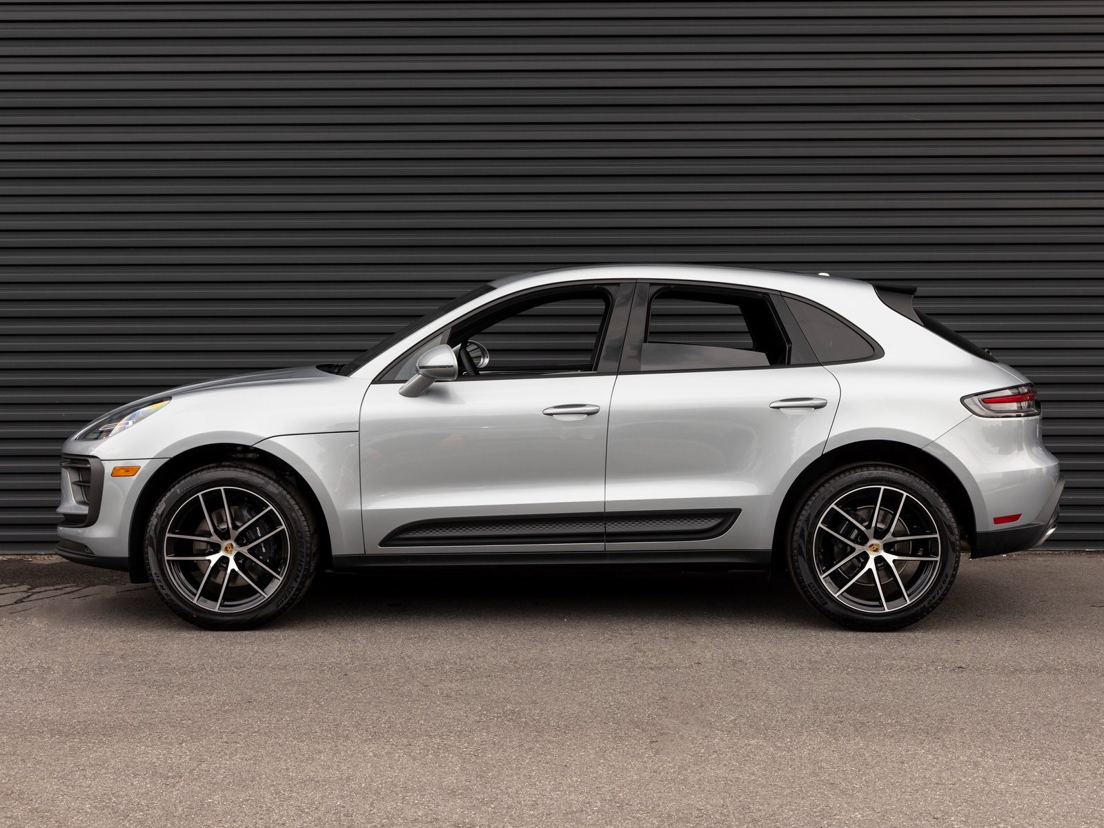 Certified 2025 Porsche Macan image 2