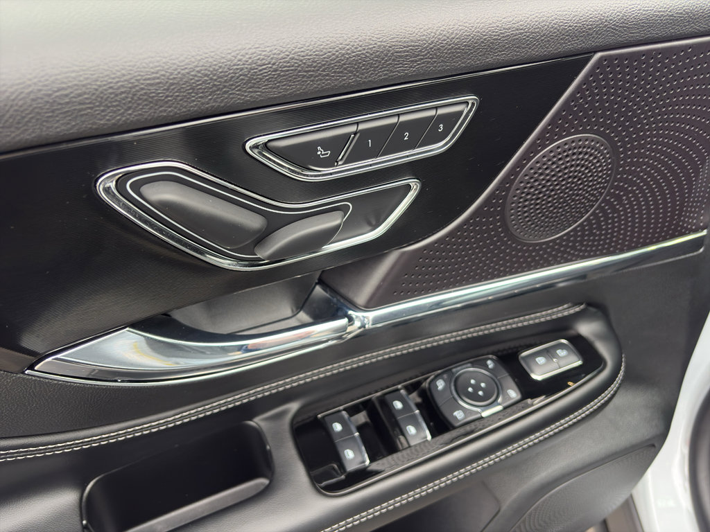 Used 2025 Lincoln Corsair Premiere image 20