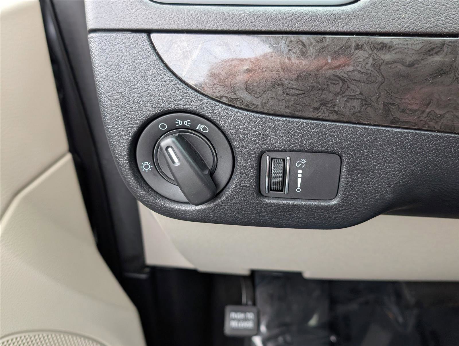 Used 2018 Dodge Grand Caravan SE w/ UConnect Hands-Free Group image 17