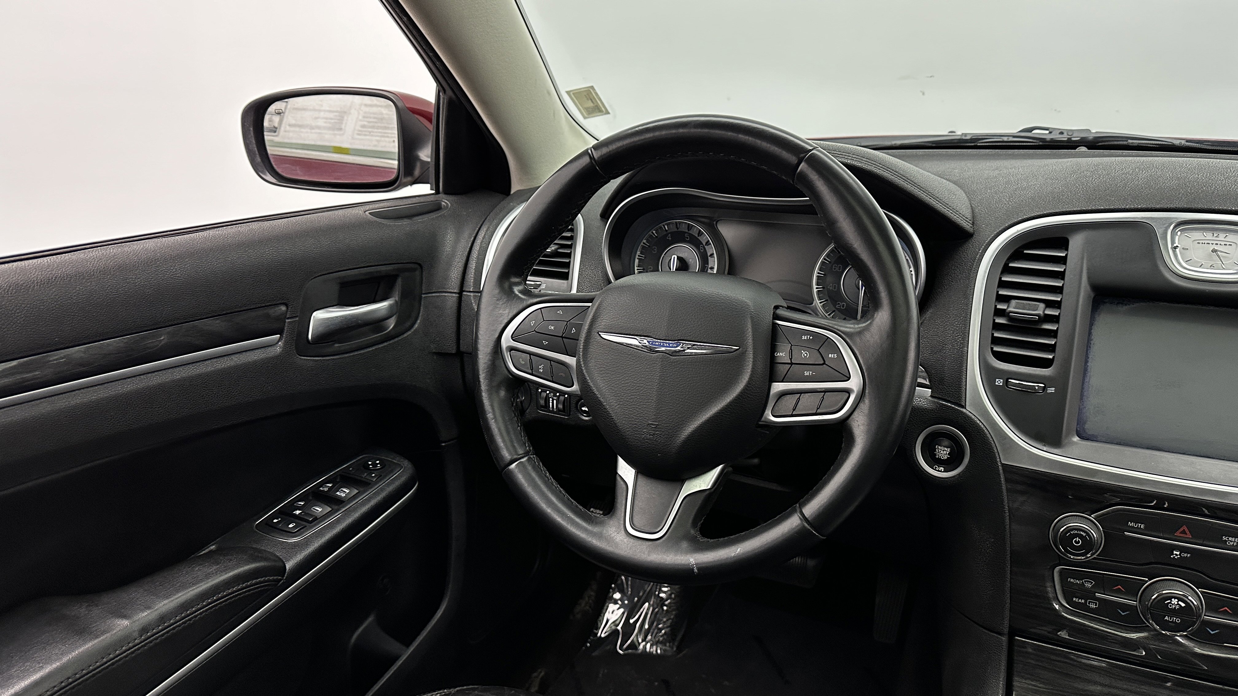 Used 2018 Chrysler 300 Touring L image 25