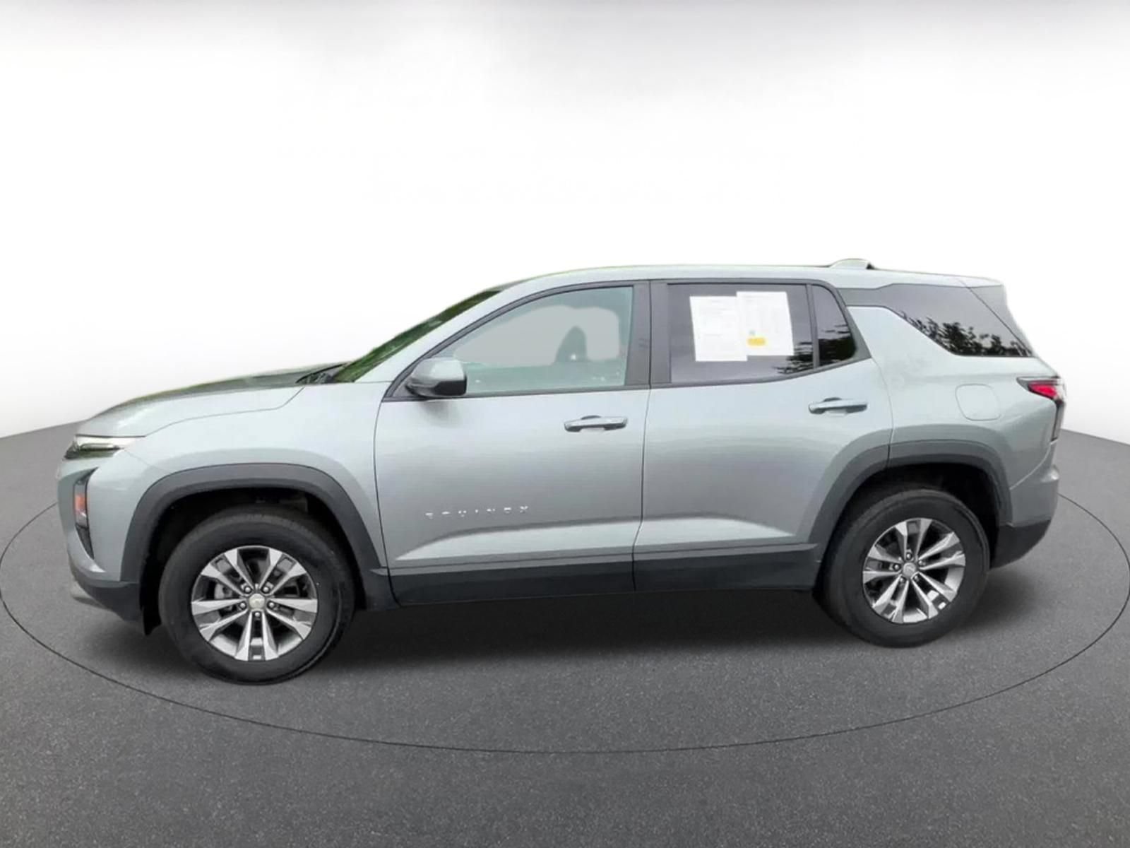 Used 2025 Chevrolet Equinox LT FWD image 9