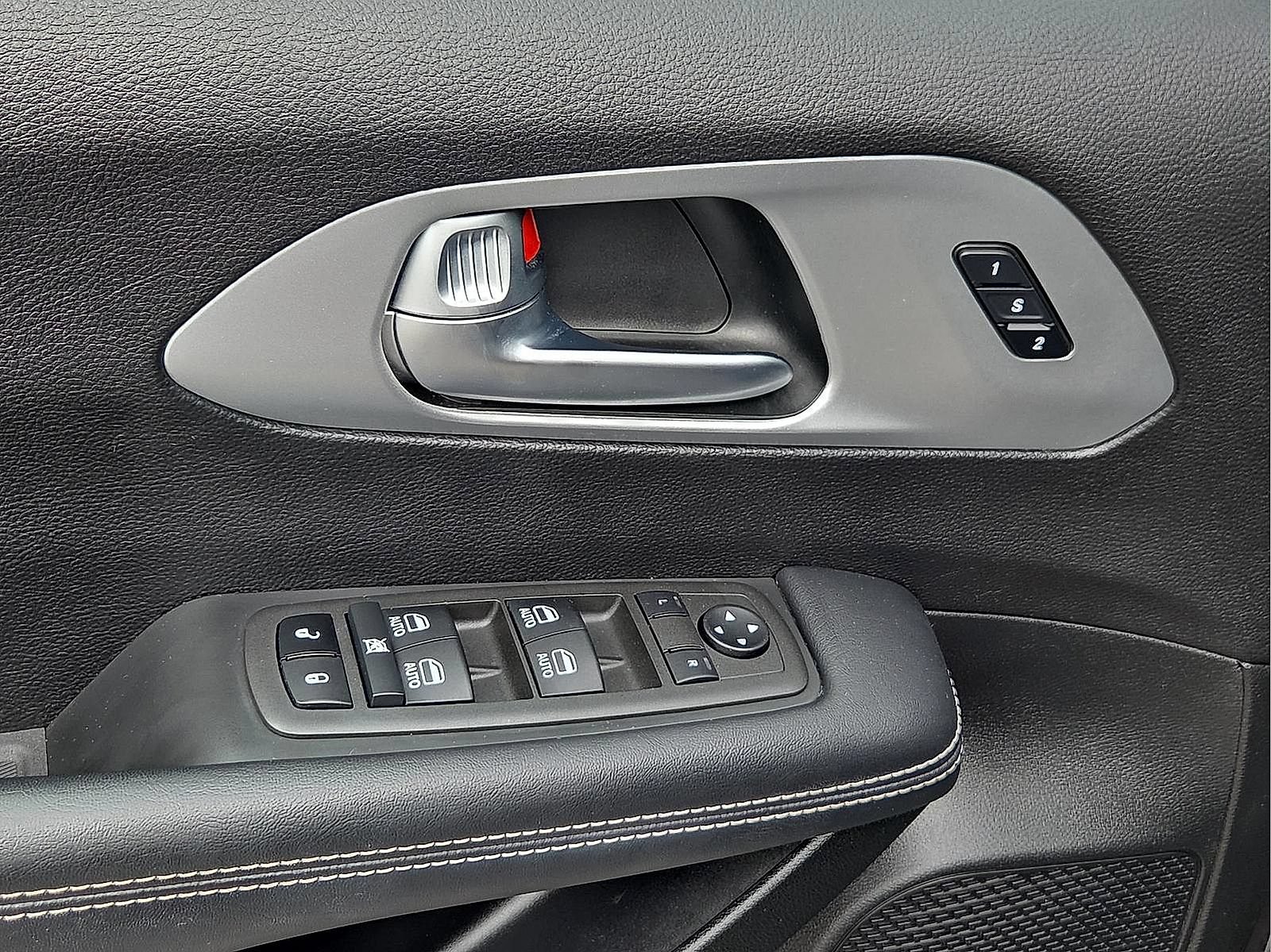 Used 2023 Chrysler Pacifica Touring-L w/ Uconnect Theater Family Group AWD/4WD image 14