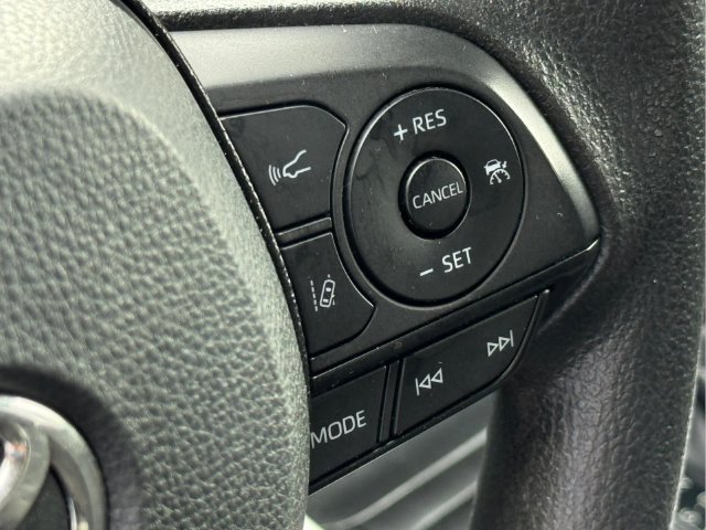 Used 2021 Toyota RAV4 LE AWD/4WD image 14
