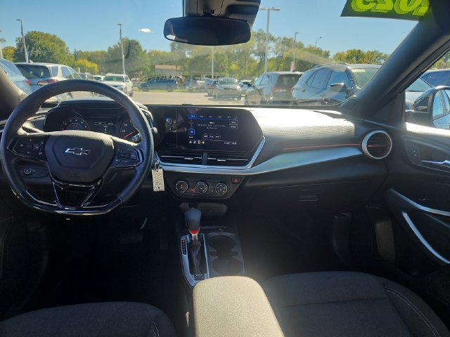 Used 2025 Chevrolet Trax RS FWD image 12