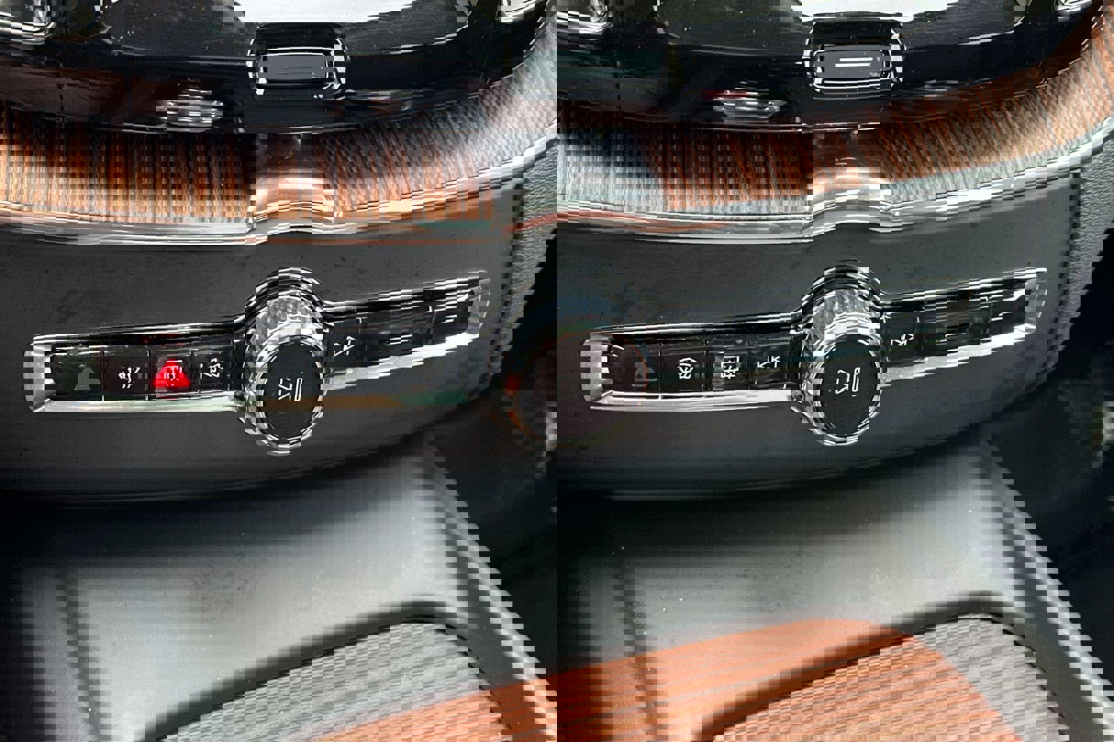 Certified 2024 Volvo XC60 B5 Ultimate w/ Protection Package Premier image 24