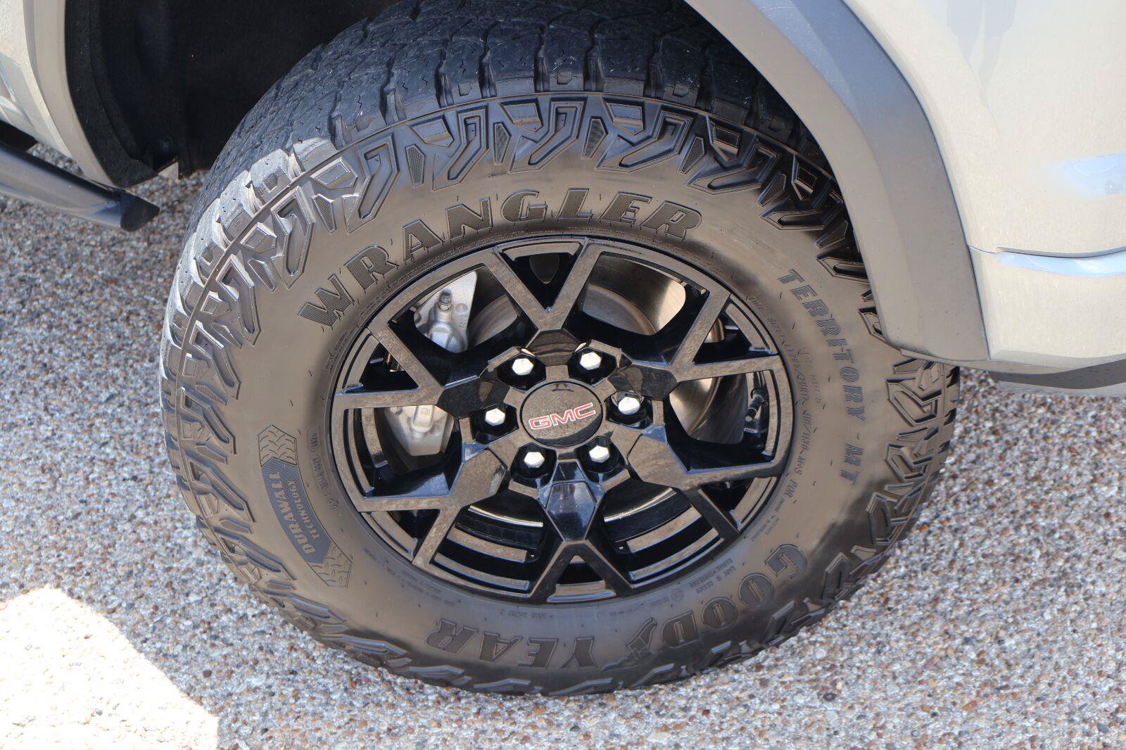 Used 2024 GMC Canyon AT4X AWD/4WD image 9