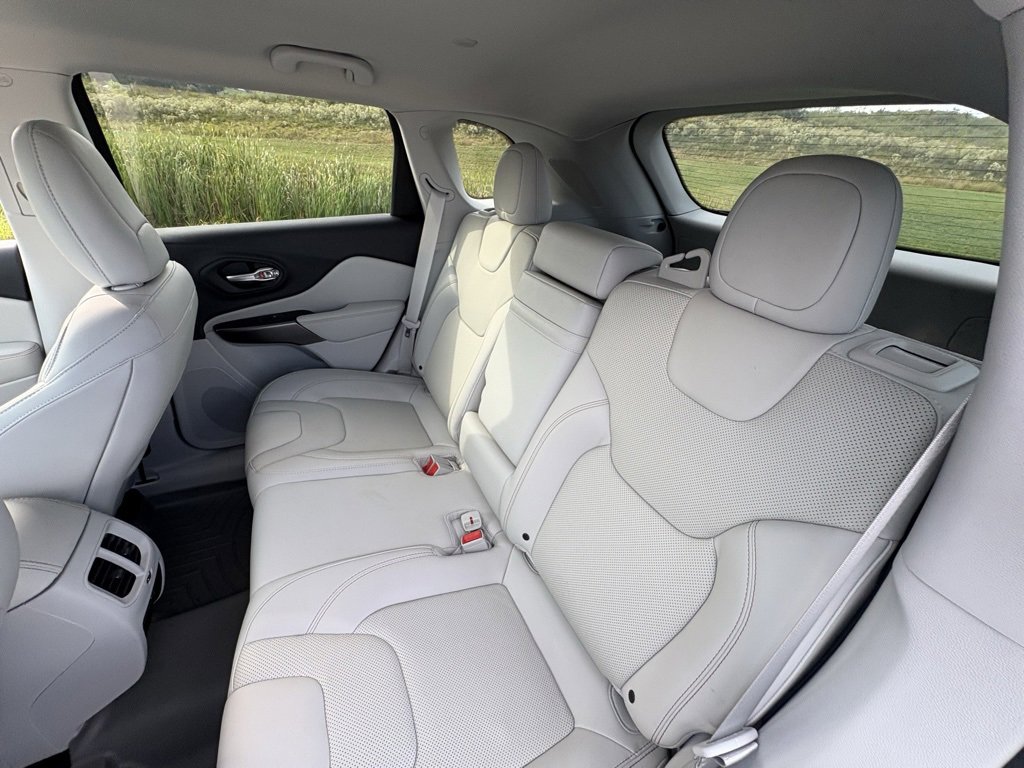 Used 2019 Jeep Cherokee Limited image 29