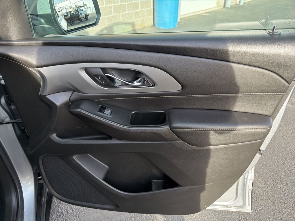 Used 2023 Chevrolet Traverse LT image 43