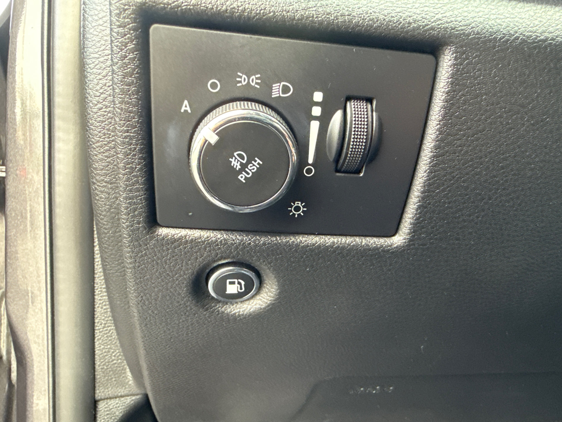 Used 2017 Jeep Grand Cherokee Altitude RWD image 23