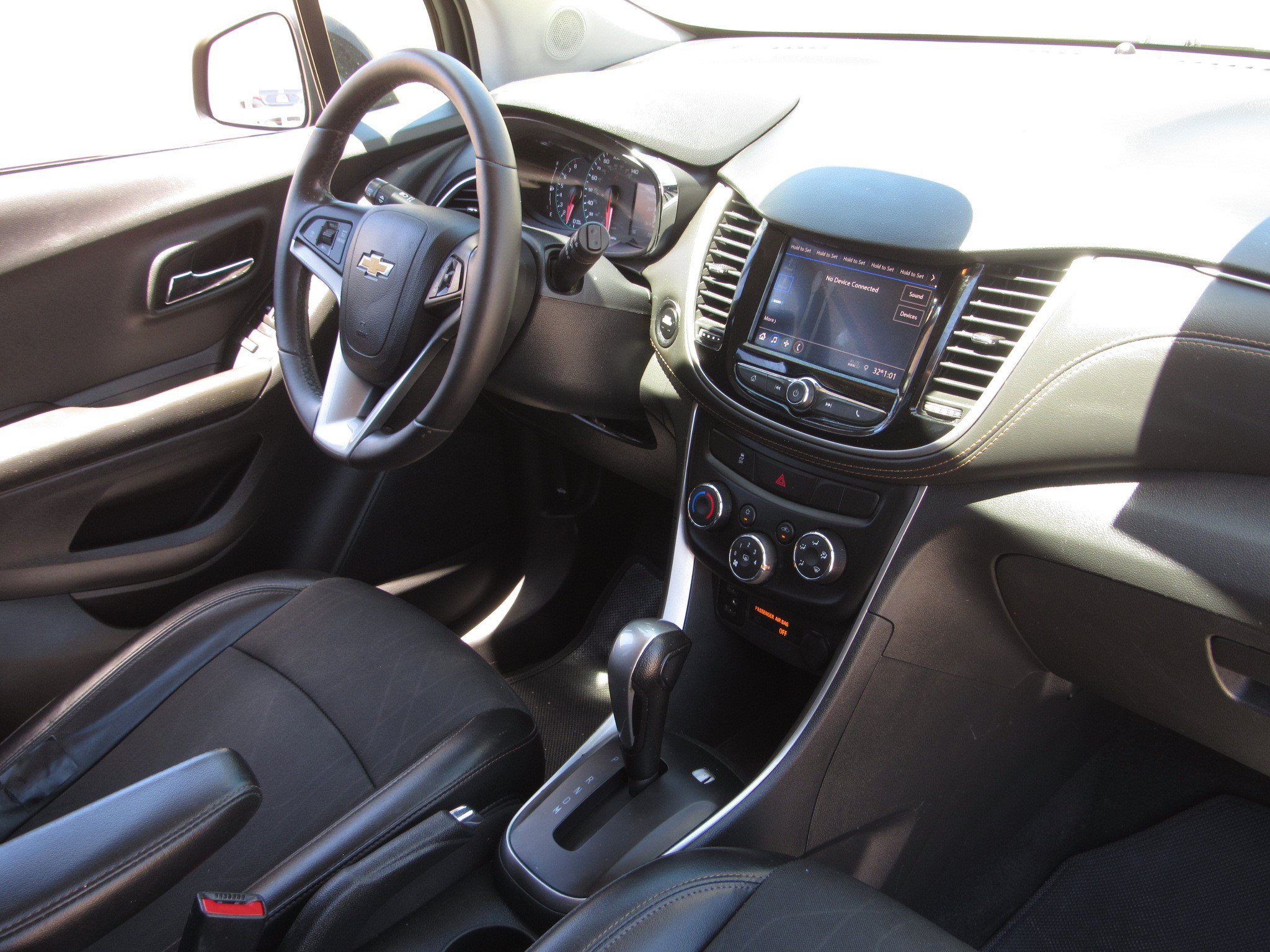 Used 2021 Chevrolet Trax LT w/ Midnight Edition FWD image 9