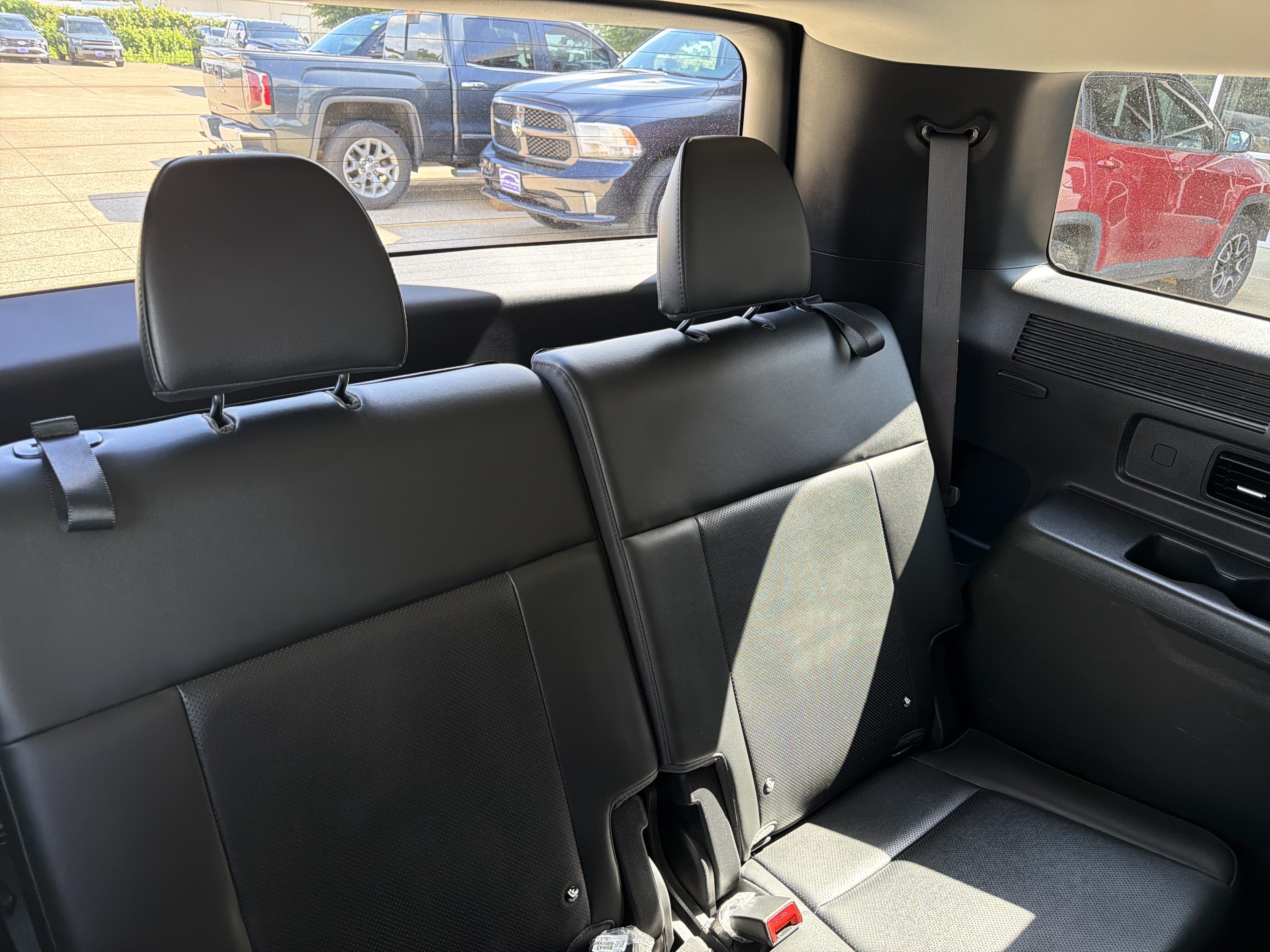 Used 2025 Hyundai Santa Fe SEL FWD image 9