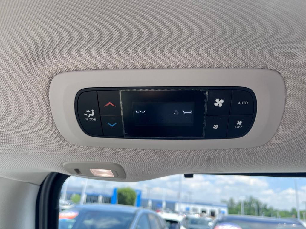 Used 2019 Chrysler Pacifica Limited w/ Tire & Wheel Group FWD image 21