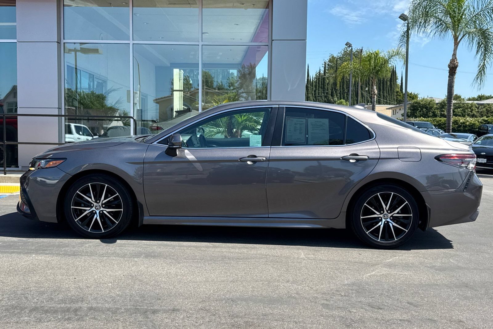 Certified 2022 Toyota Camry SE FWD image 9