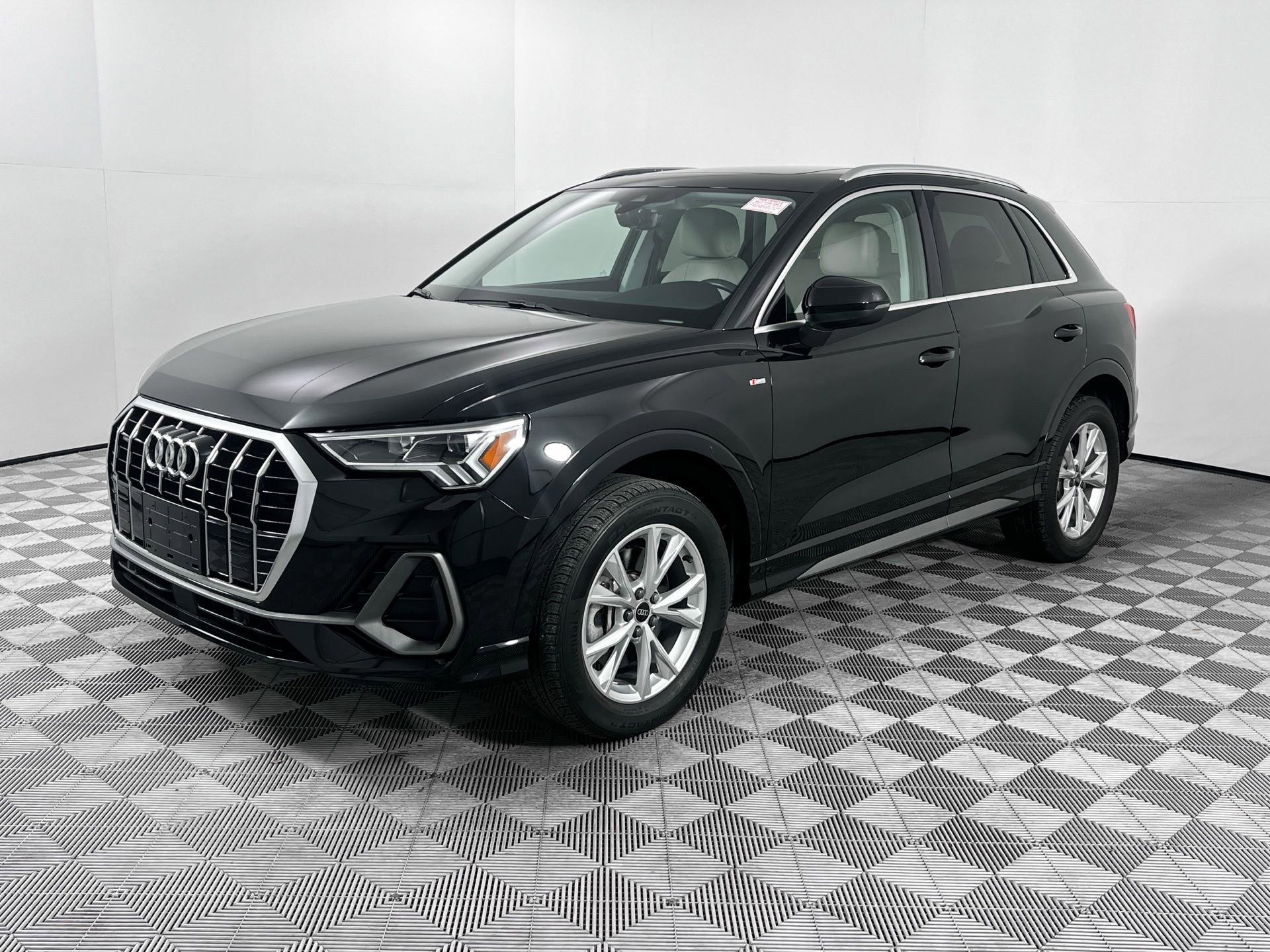 Certified 2023 Audi Q3 2.0T Premium Plus w/ Premium Plus Package image 3