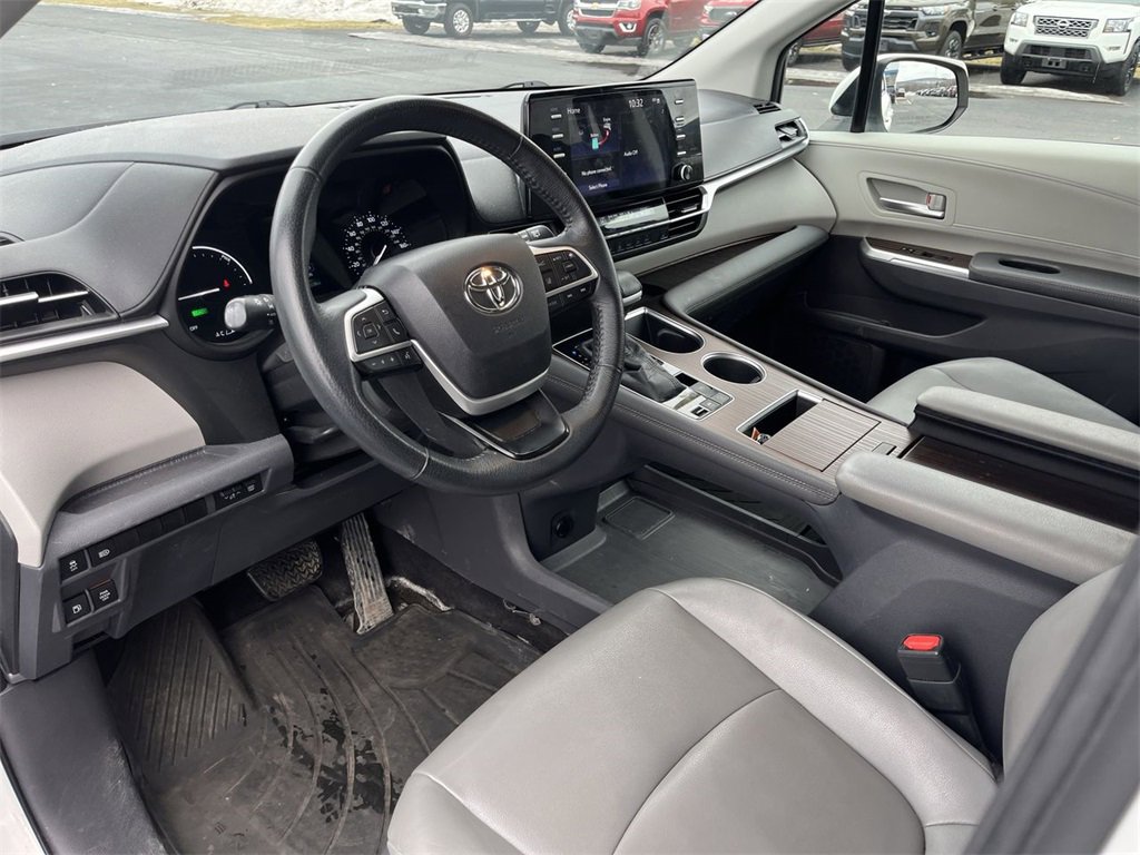 Used 2021 Toyota Sienna XLE image 10