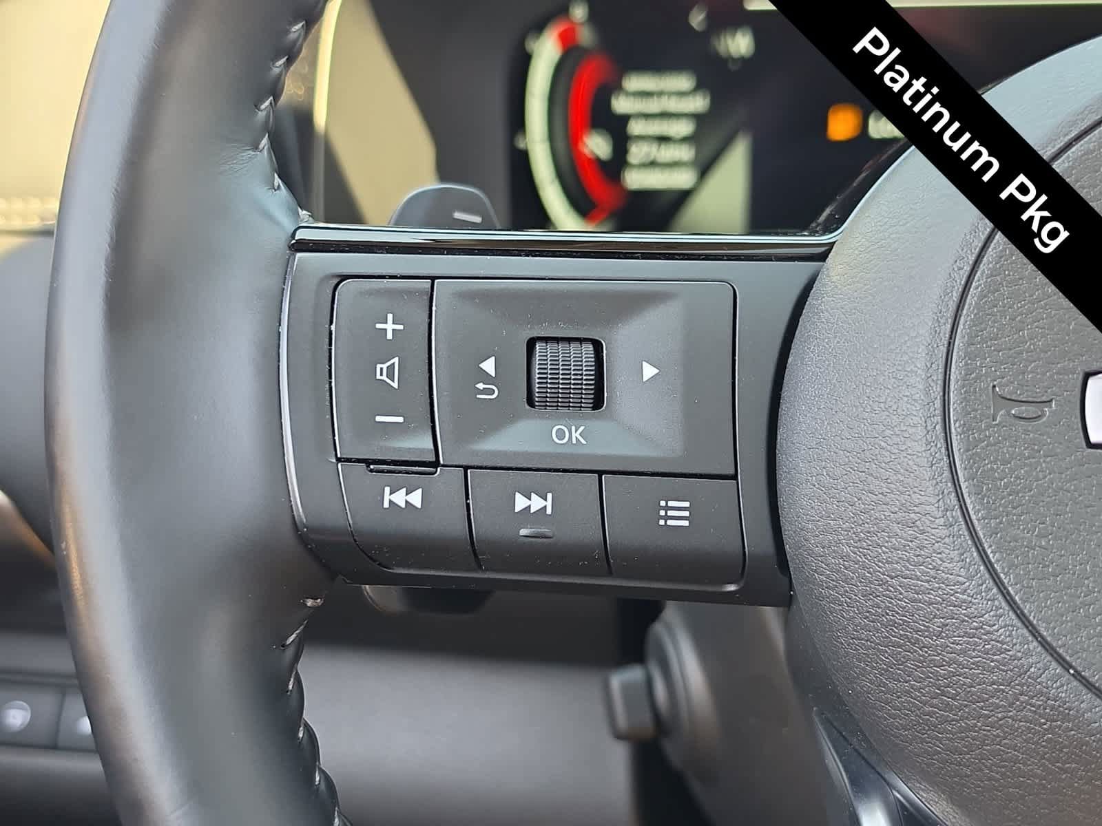 Used 2025 Nissan Pathfinder Platinum w/ Black Appearance Package FWD image 28