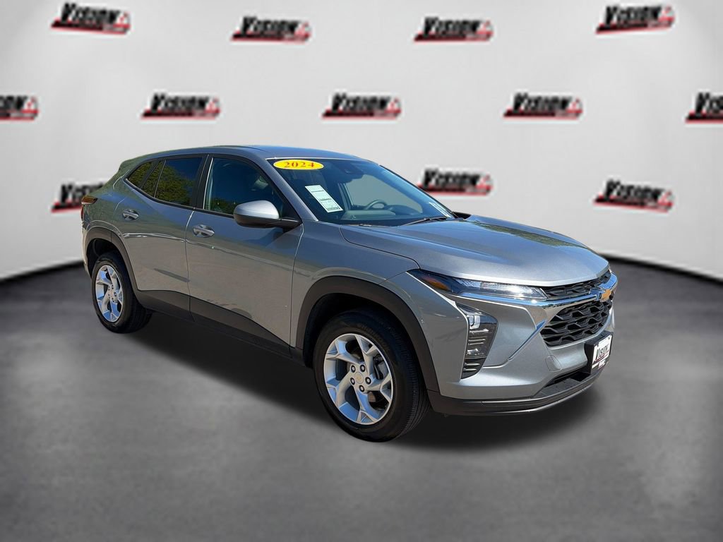 Used 2024 Chevrolet Trax LS w/ LS Convenience Package FWD image 3