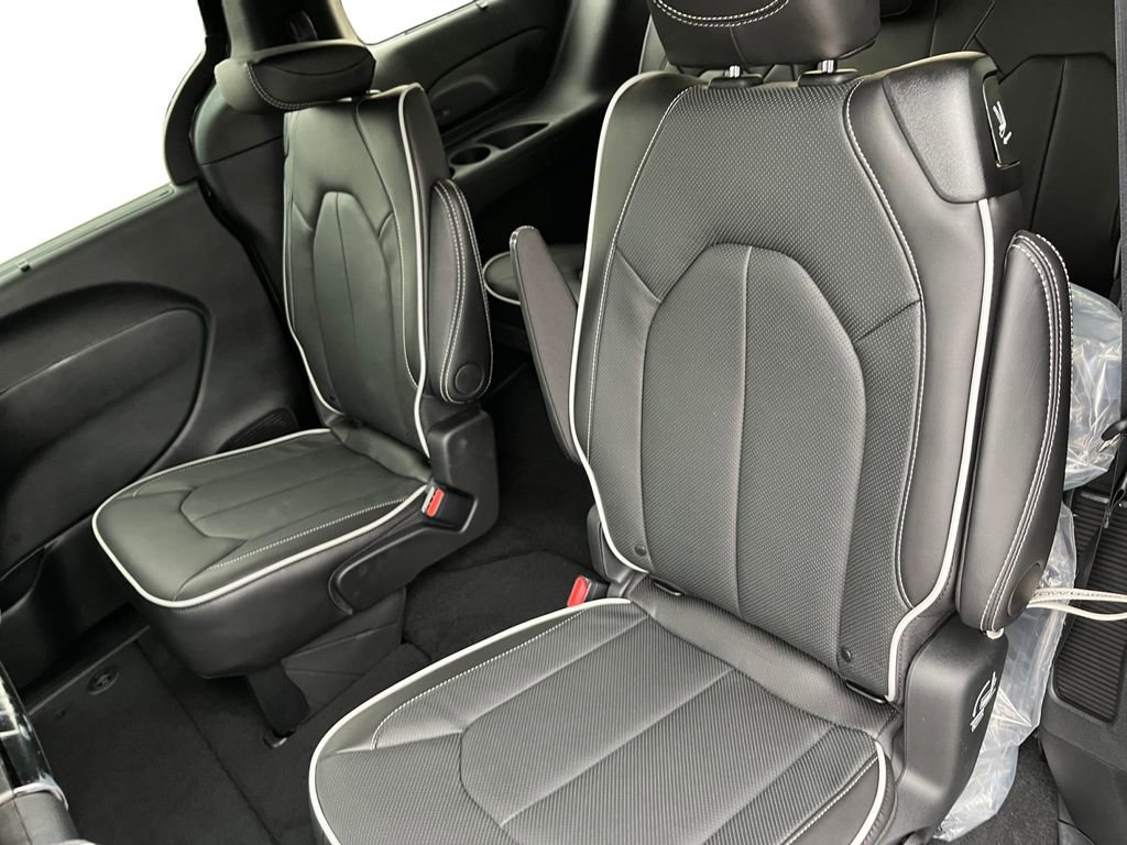 New 2026 Chrysler Pacifica Limited image 22