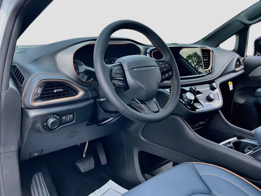 New 2027 Chrysler Pacifica Pinnacle w/ Theater Group FWD image 9