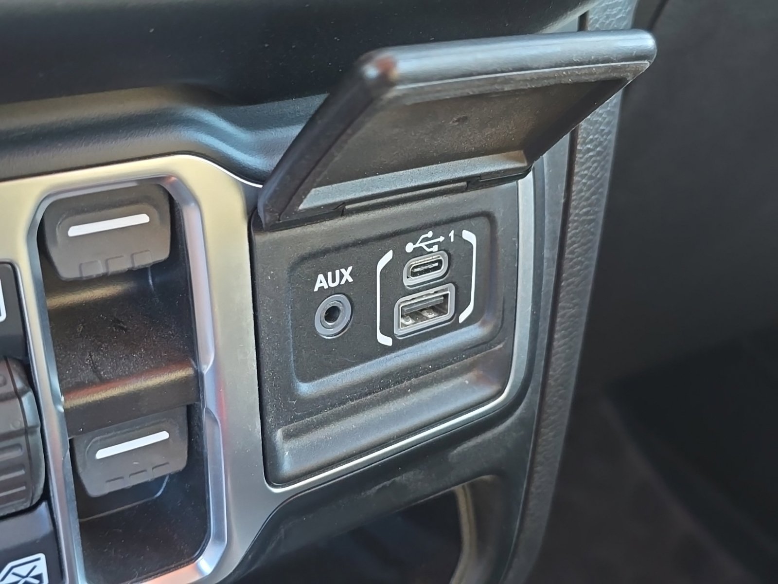 Used 2023 Jeep Gladiator Mojave w/ Trailer Tow Package AWD/4WD image 34