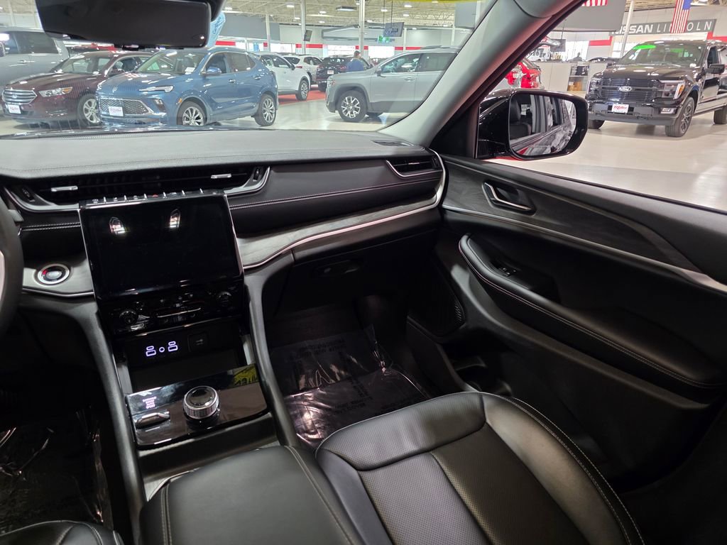 Used 2024 Jeep Grand Cherokee L Limited w/ Luxury Tech Group II image 16