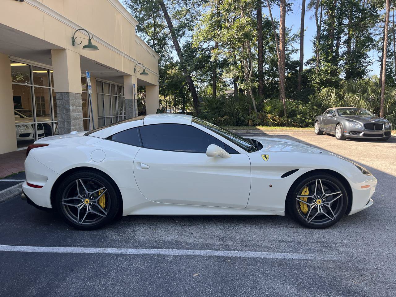 Used 2016 Ferrari California T RWD image 18
