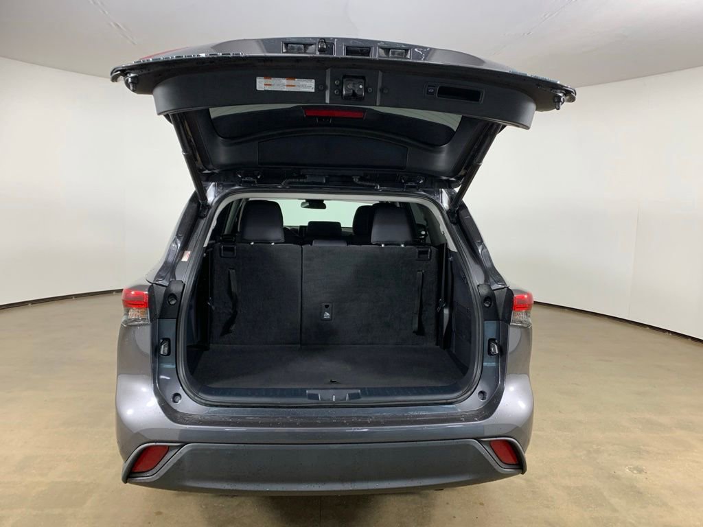 Used 2022 Toyota Highlander LE AWD/4WD image 12