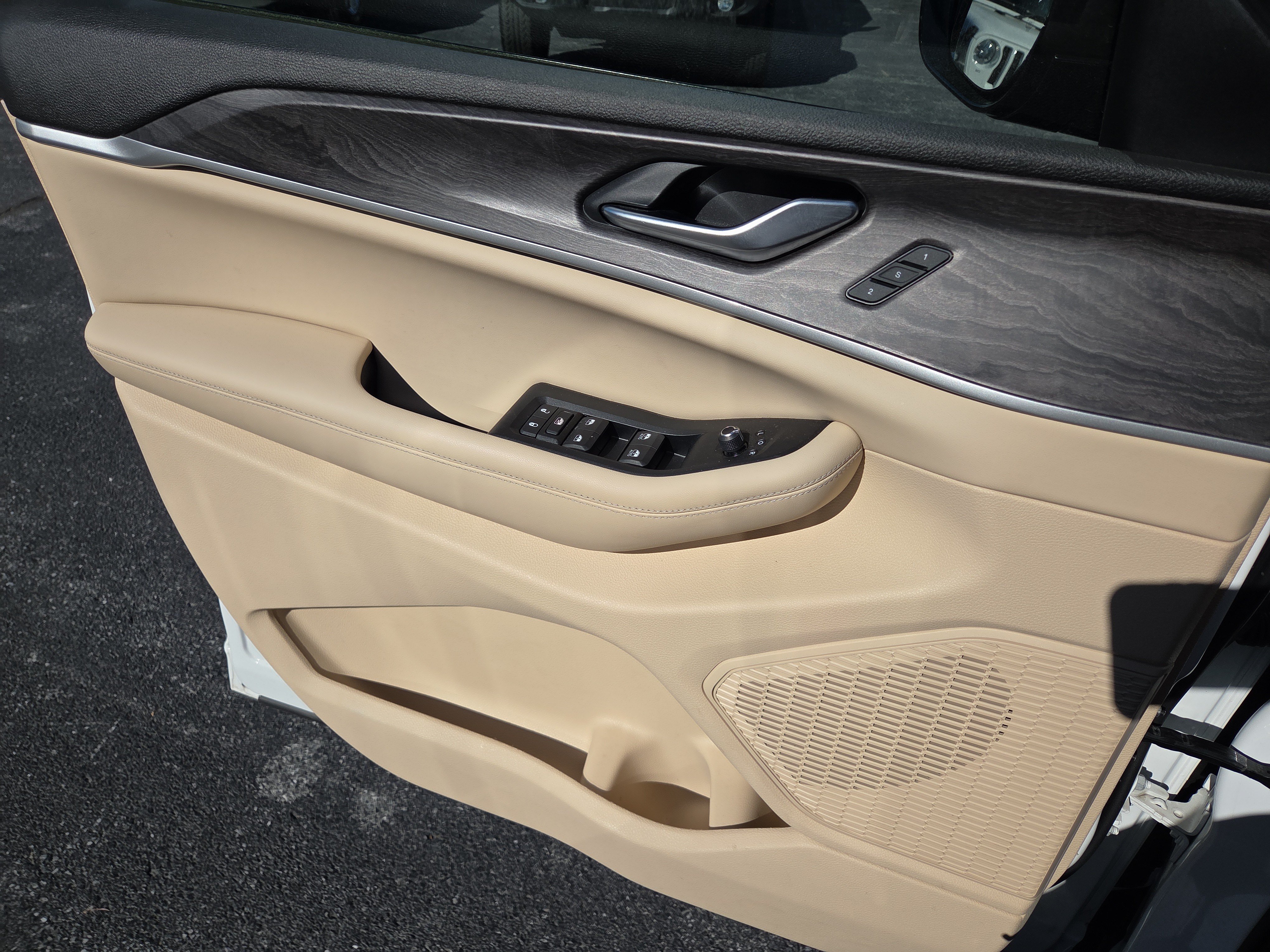 Used 2023 Jeep Grand Cherokee Limited AWD/4WD image 15