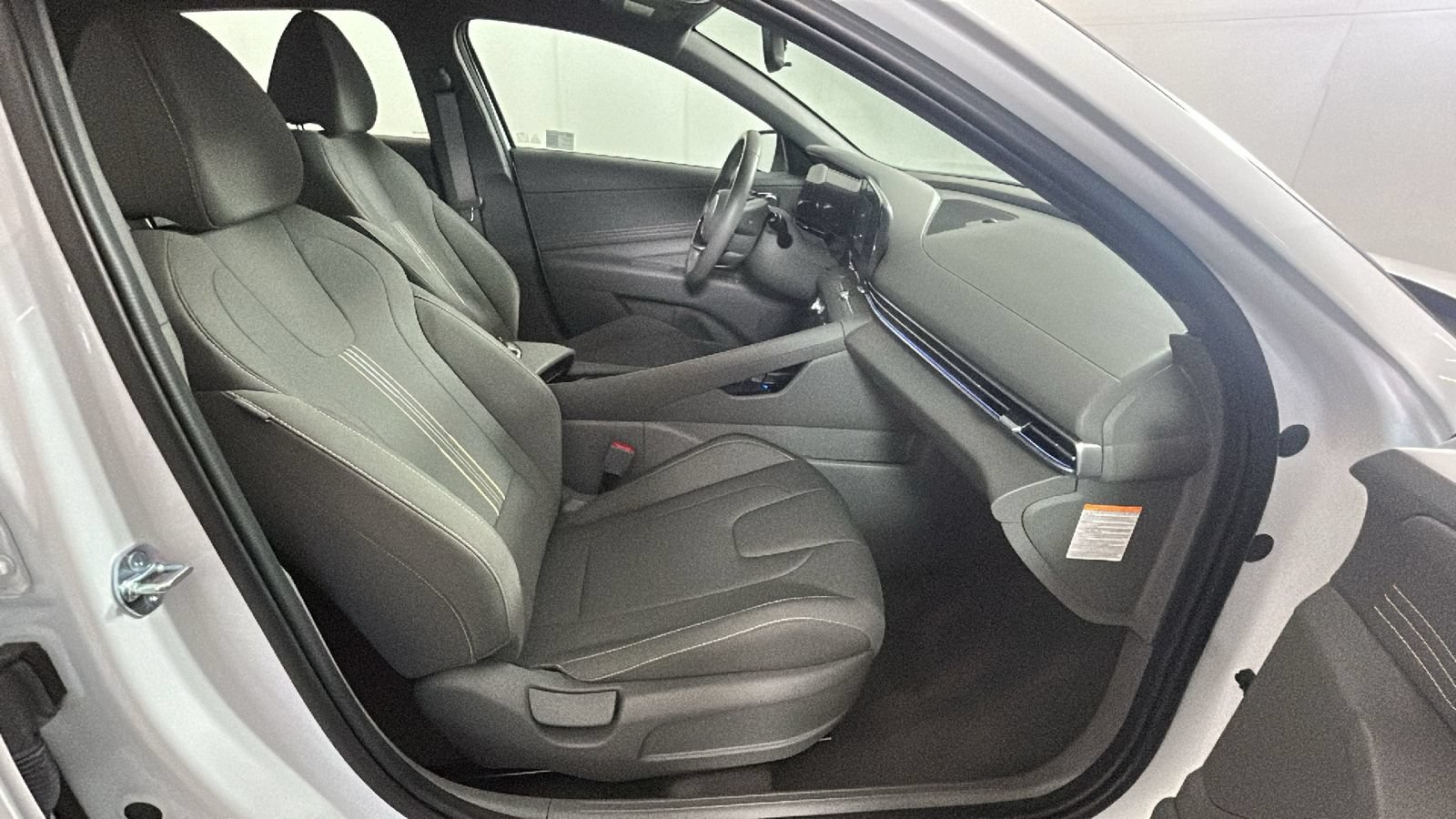 Certified 2025 Hyundai Elantra SEL FWD image 35