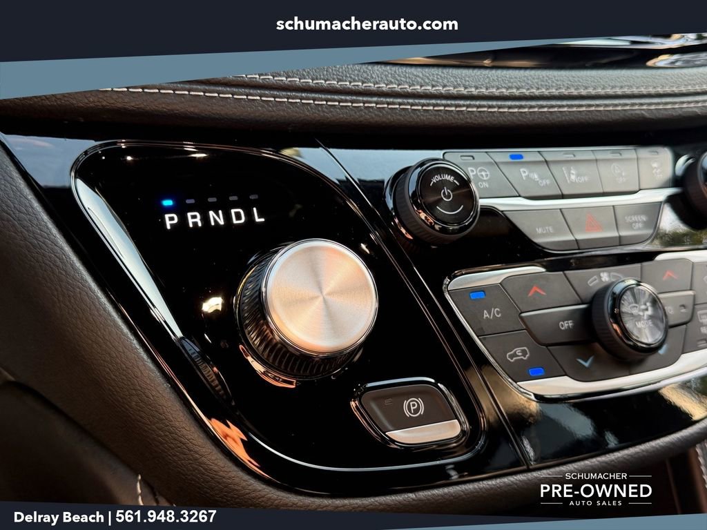 Used 2023 Chrysler Pacifica Limited w/ Uconnect Theater Family Group FWD image 23