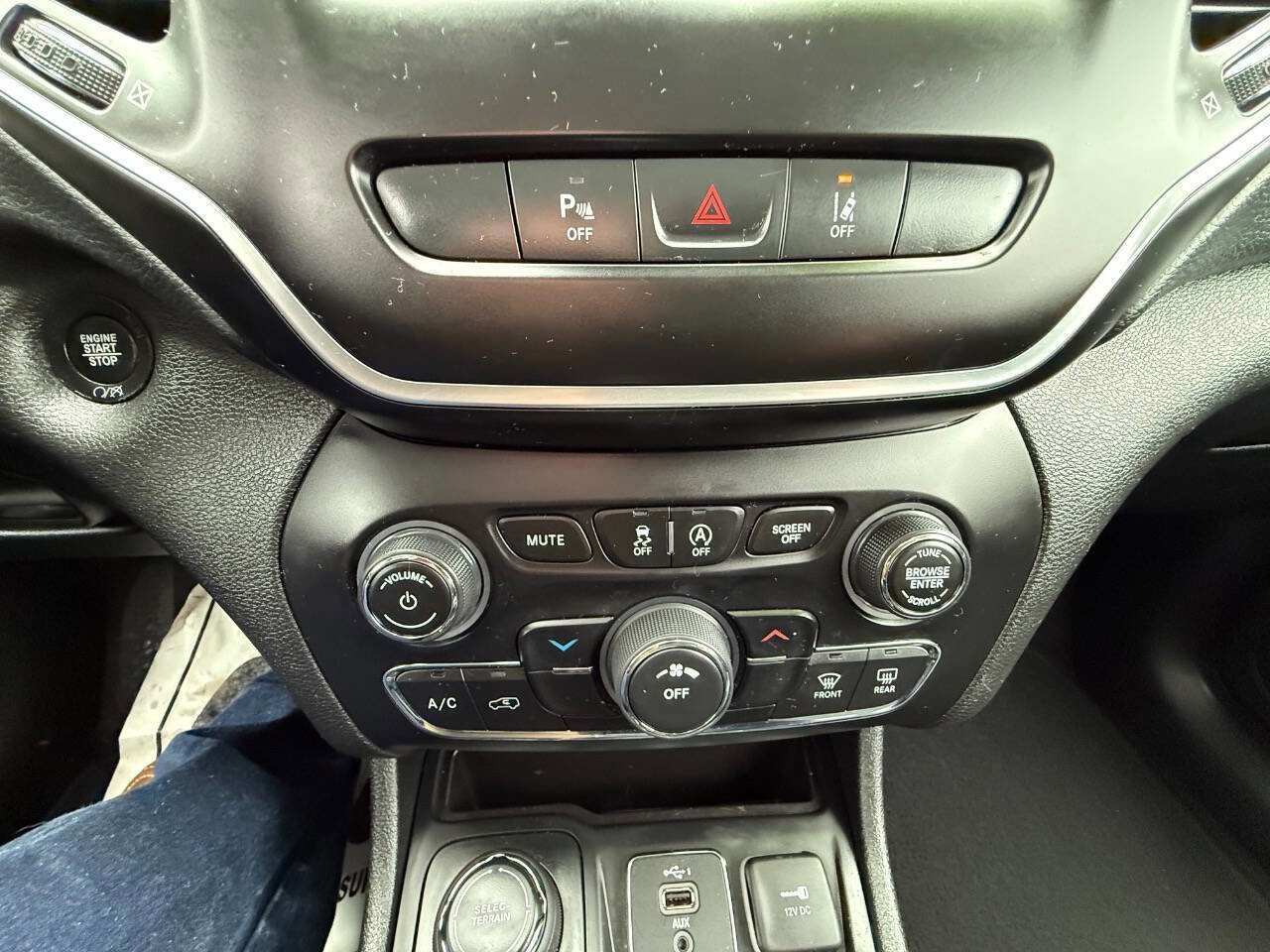 Used 2021 Jeep Cherokee Latitude Plus AWD/4WD image 13