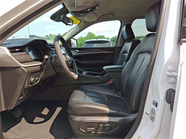 Used 2023 Jeep Grand Cherokee Limited w/ Black Appearance Package image 11