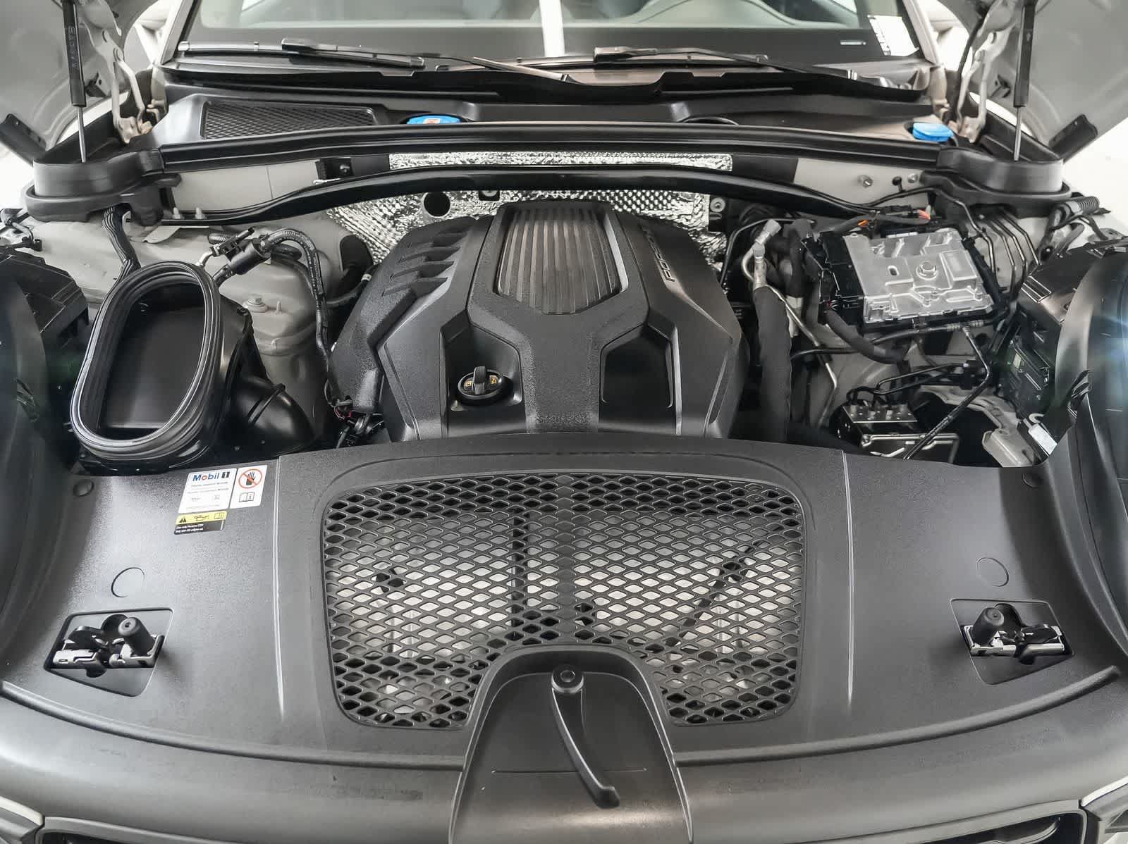Certified 2023 Porsche Macan AWD/4WD image 31