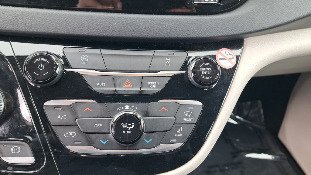 Used 2023 Chrysler Voyager LX FWD image 33