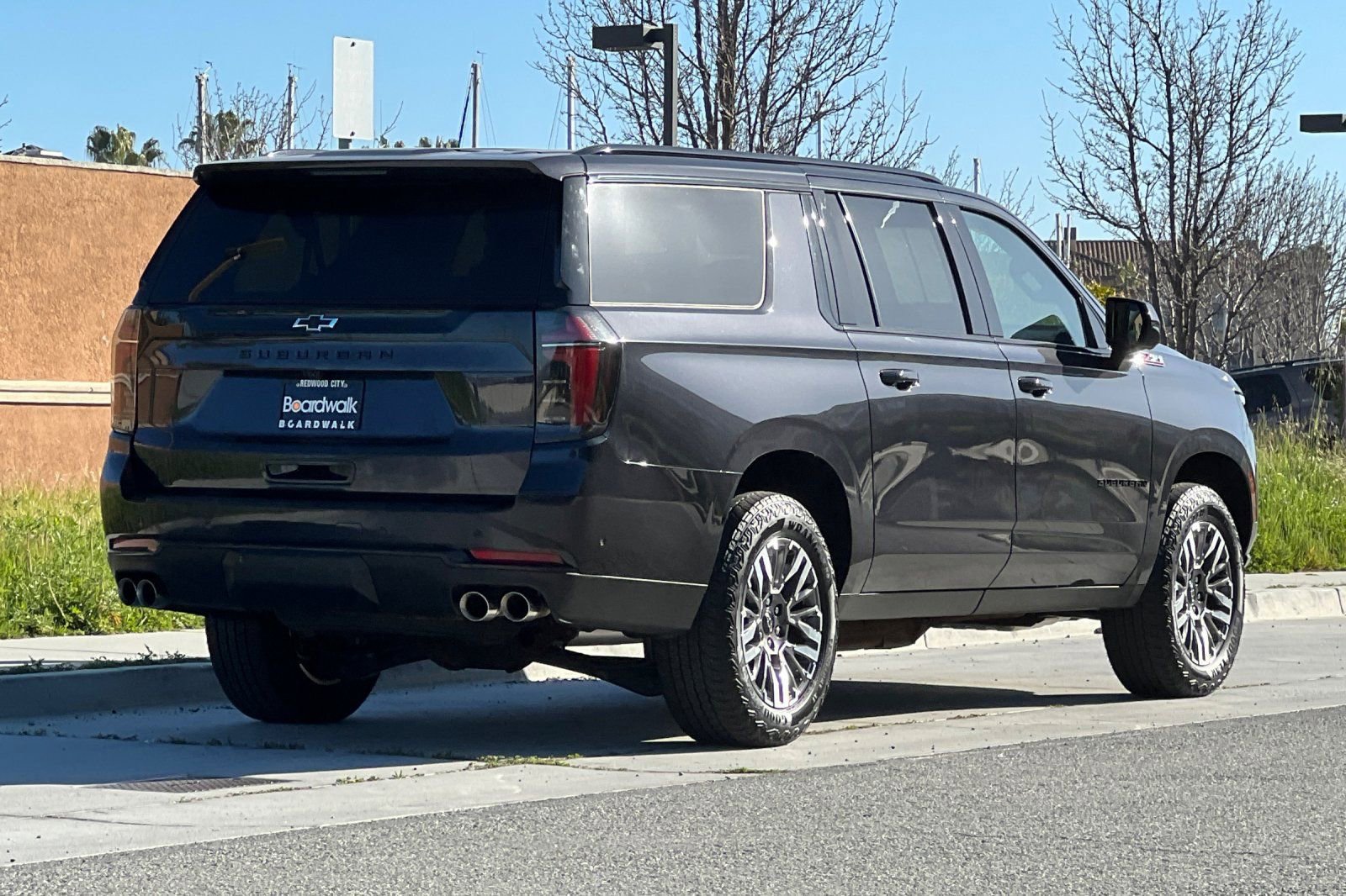 Used 2025 Chevrolet Suburban Z71 AWD/4WD image 4