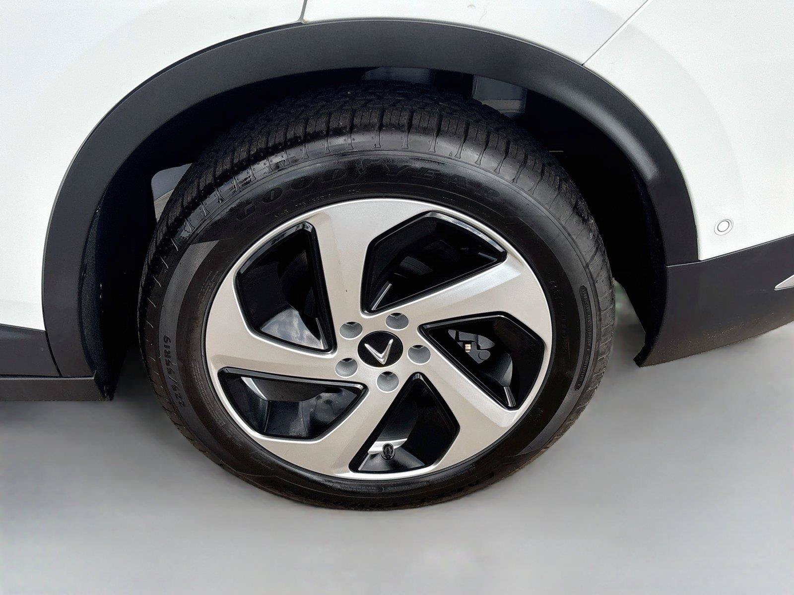 New 2027 VinFast VF 8 Eco AWD/4WD image 30