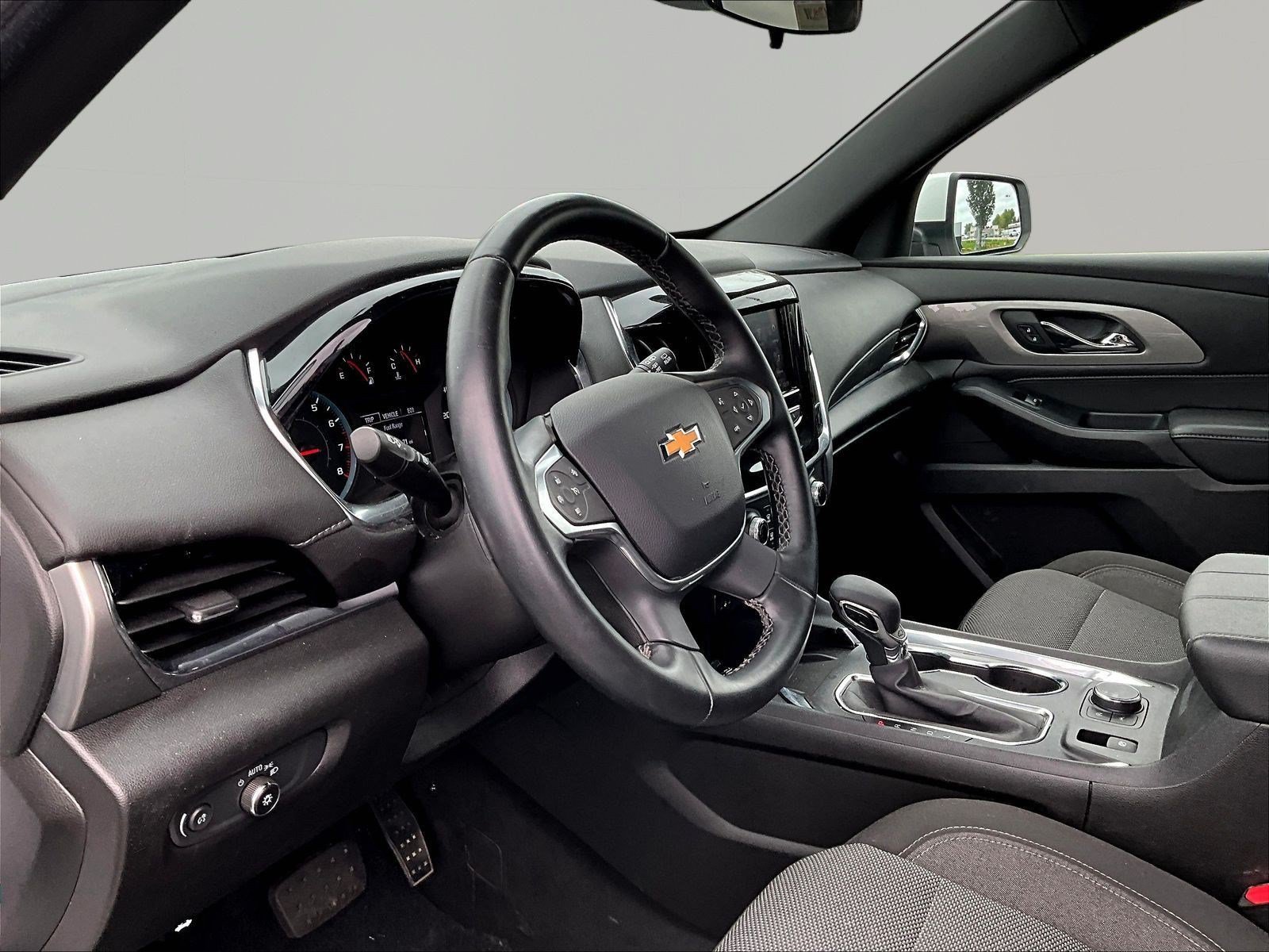 Used 2023 Chevrolet Traverse LT FWD image 17