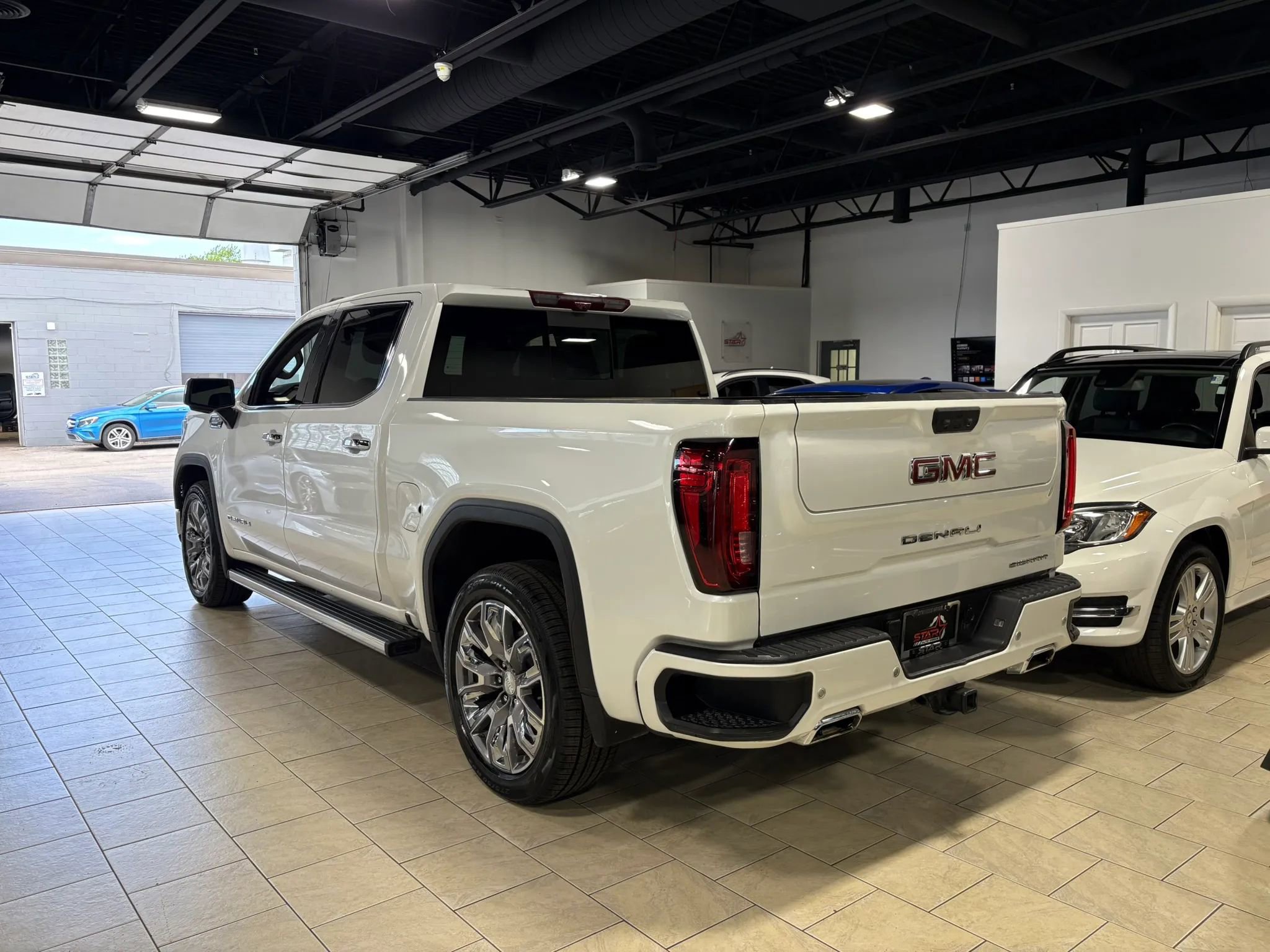 Used 2024 GMC Sierra 1500 Denali w/ Denali Reserve Package AWD/4WD image 16